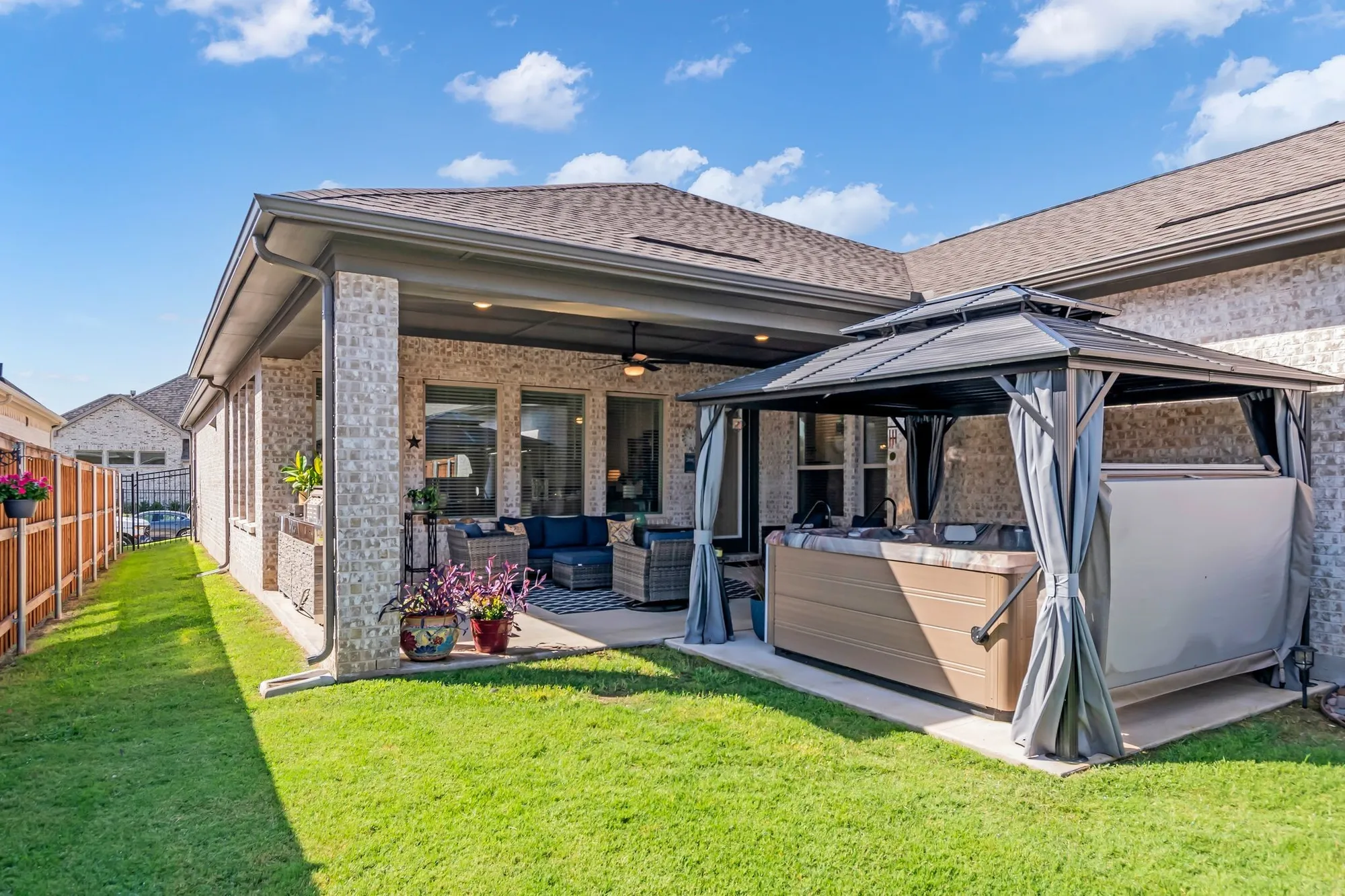 Property Slideshow image 32 of 39 | 4818 emerald grv, Arlington, TX, 76005