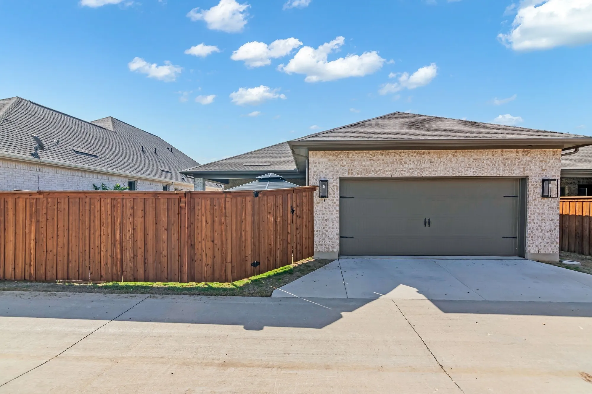 Property Slideshow image 33 of 39 | 4818 emerald grv, Arlington, TX, 76005