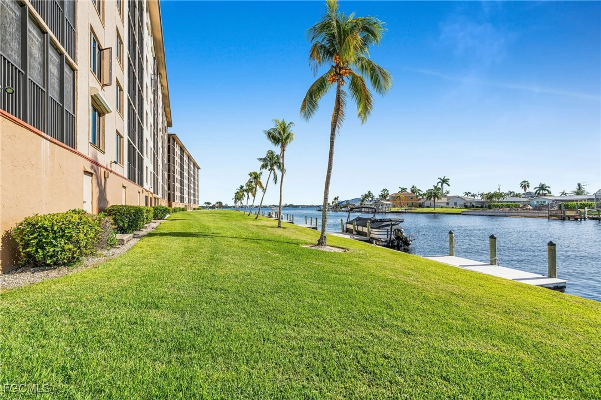 Property Slideshow image 7 of 22 | 4260 se 20th pl 401, Cape Coral, FL, 33904