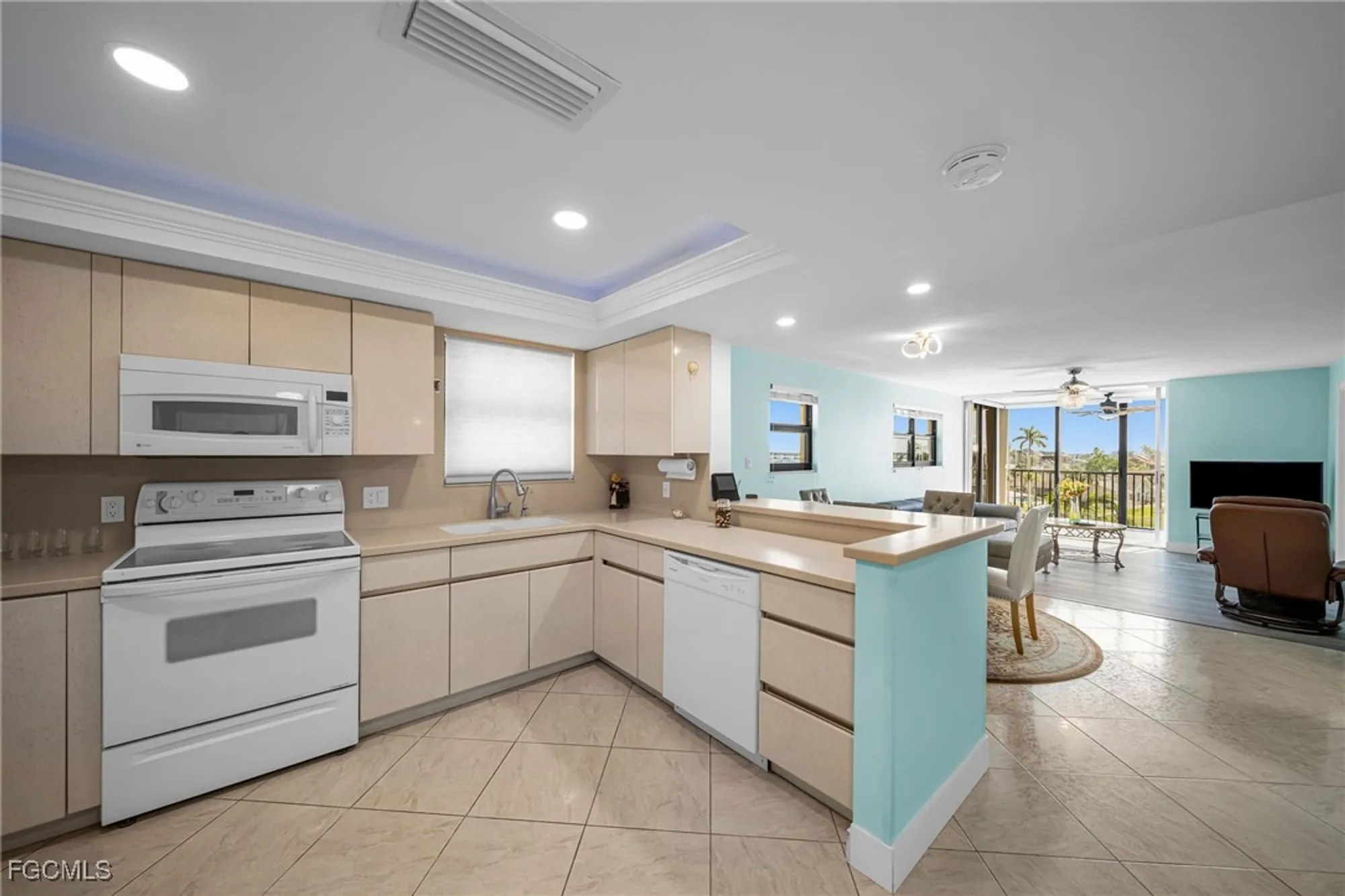 Property Slideshow image 8 of 22 | 4260 se 20th pl 401, Cape Coral, FL, 33904