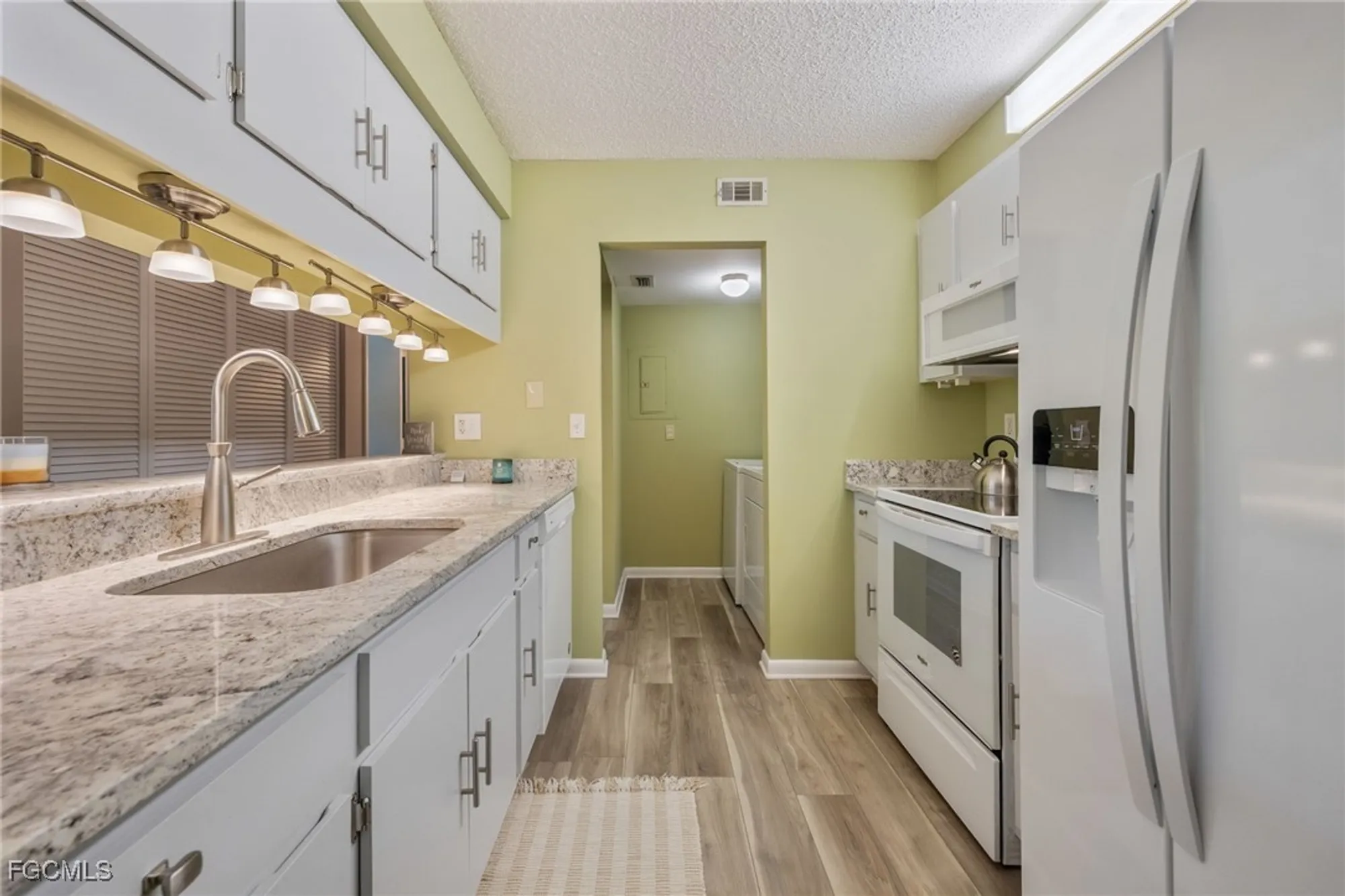 Property Slideshow image 10 of 50 | 9540 green cypress ln 11, Fort Myers, FL, 33905