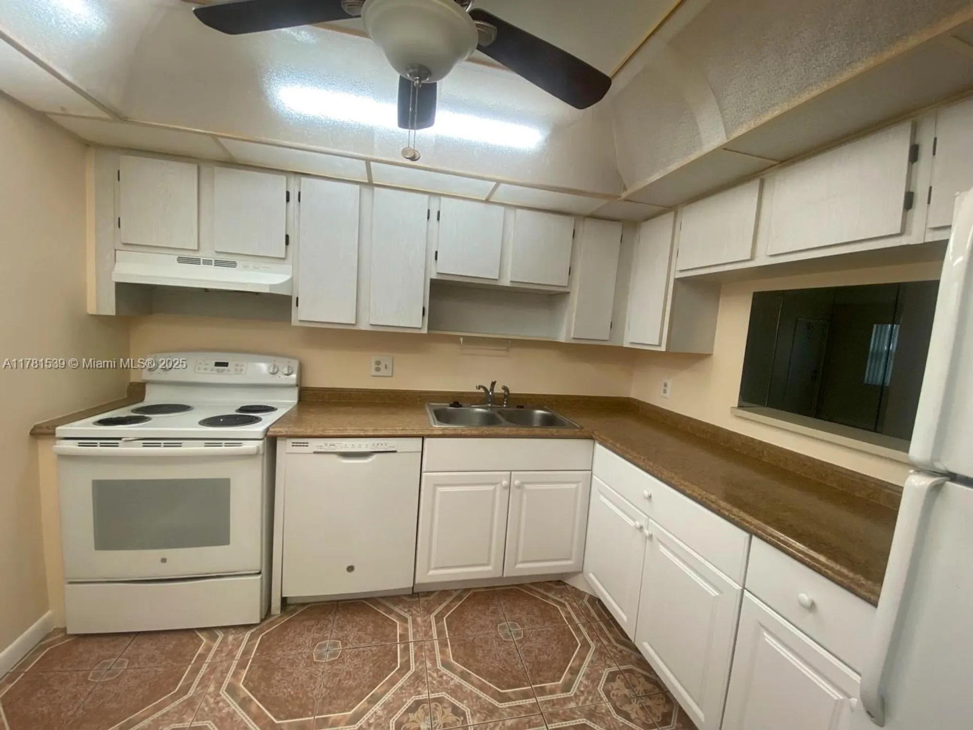 Property Slideshow image 2 of 18 | 6890 royal palm blvd apt 305h, Margate, FL, 33063