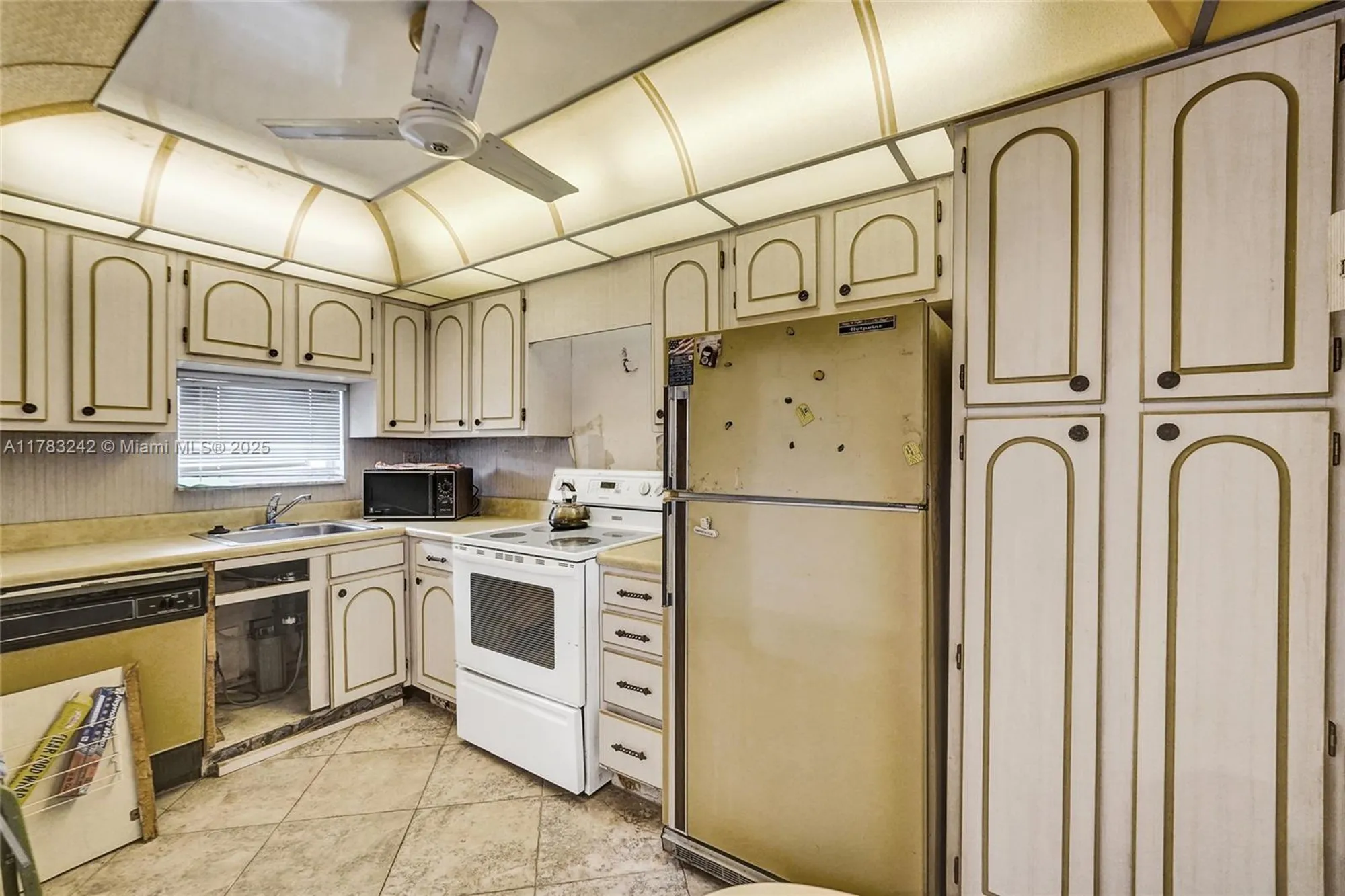 Property Slideshow image 13 of 36 | 811 s hollybrook dr 207, Pembroke Pines, FL, 33025