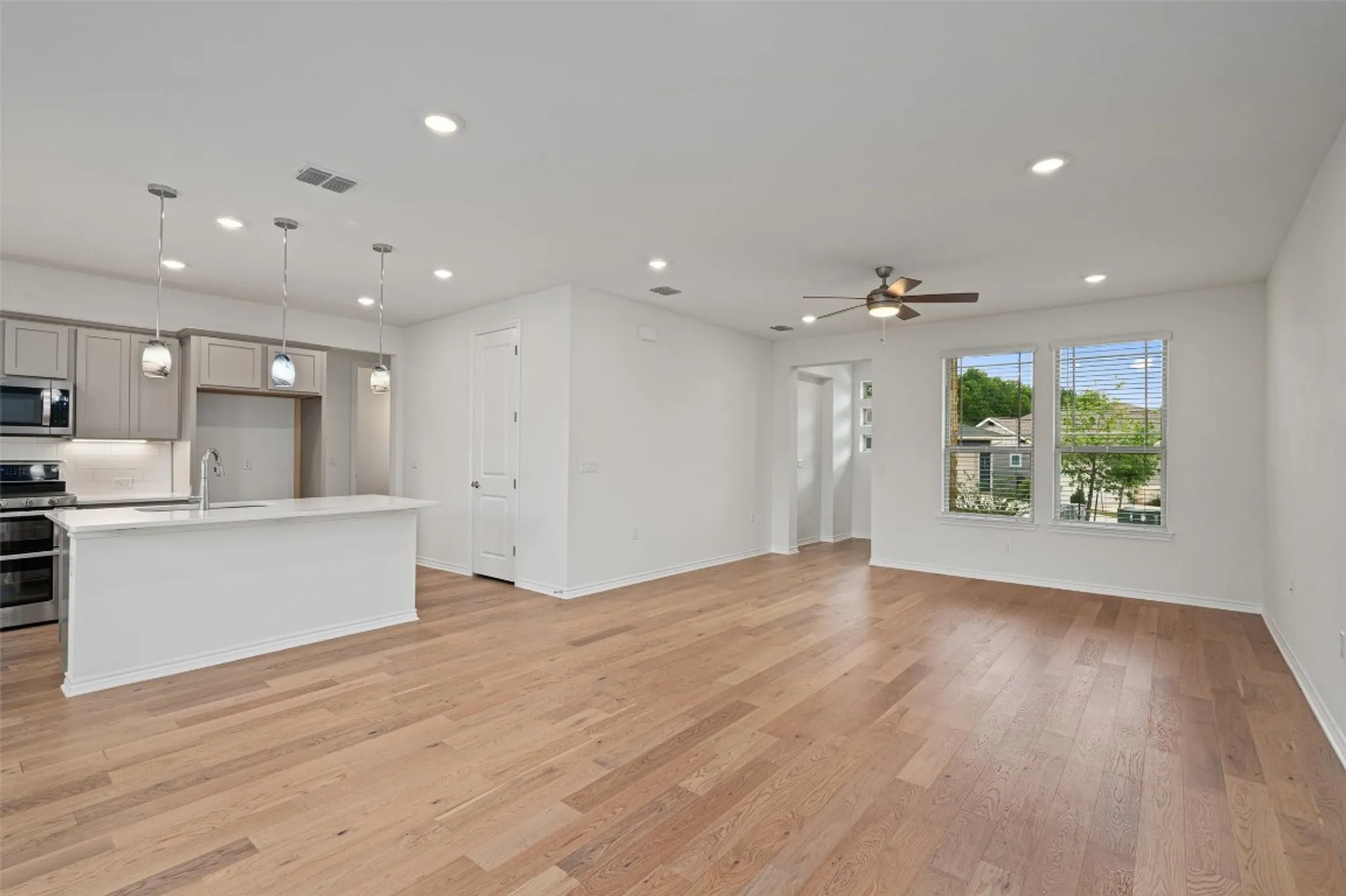 Property Slideshow image 4 of 39 | 150 roaming rock trl # 101, San Marcos, TX, 78666