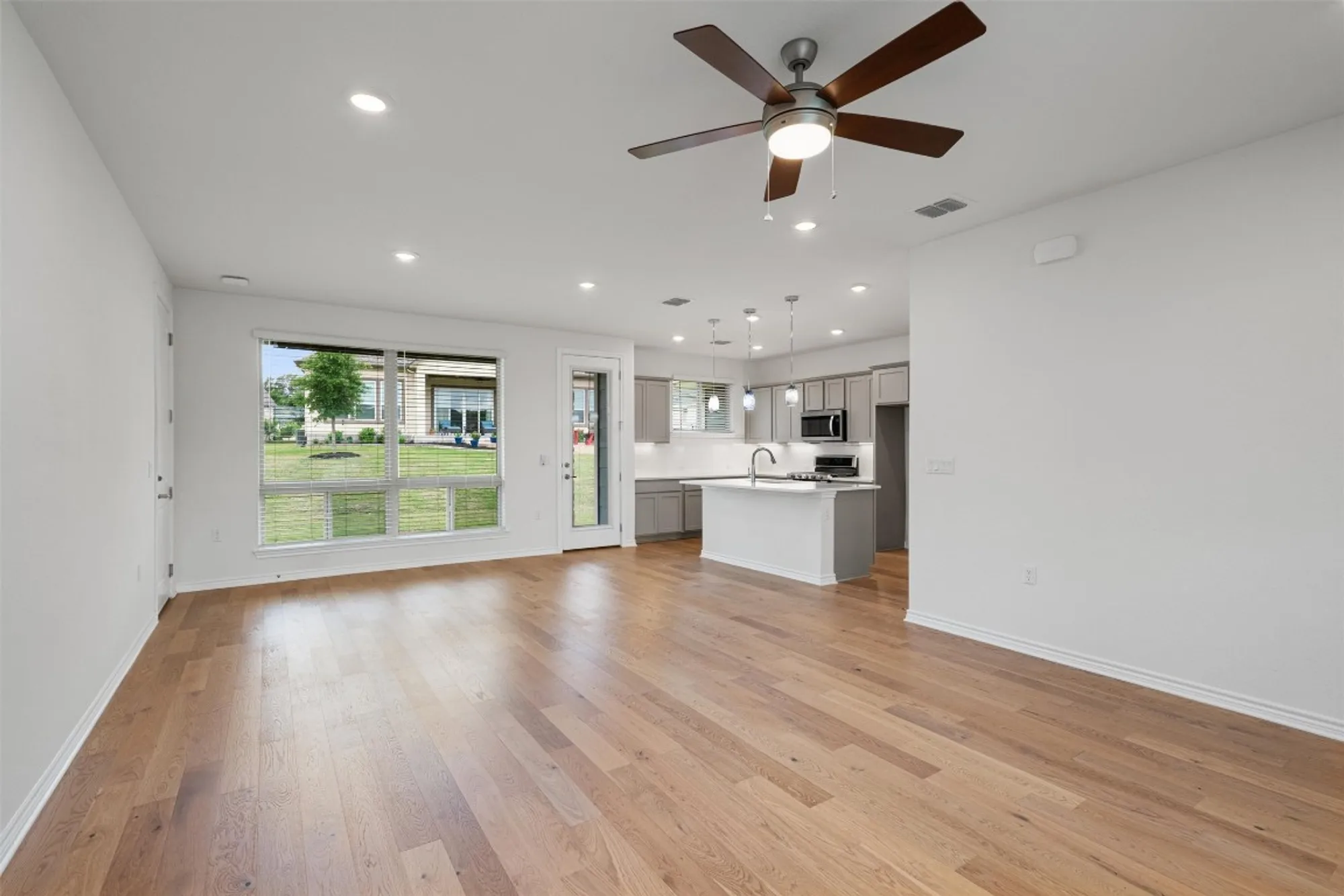 Property Slideshow image 5 of 39 | 150 roaming rock trl # 101, San Marcos, TX, 78666