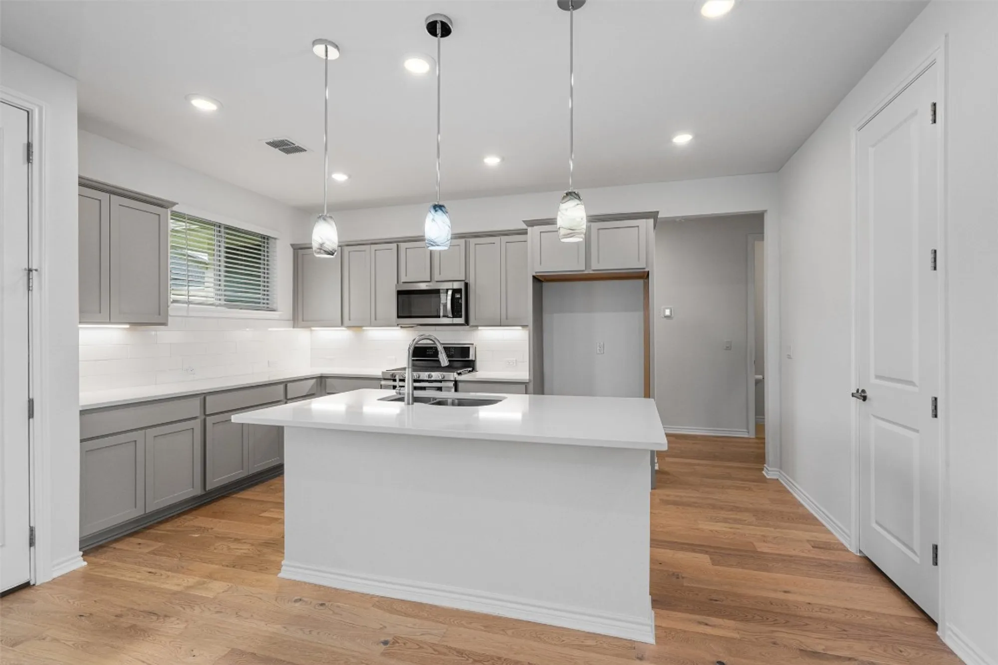 Property Slideshow image 6 of 39 | 150 roaming rock trl # 101, San Marcos, TX, 78666