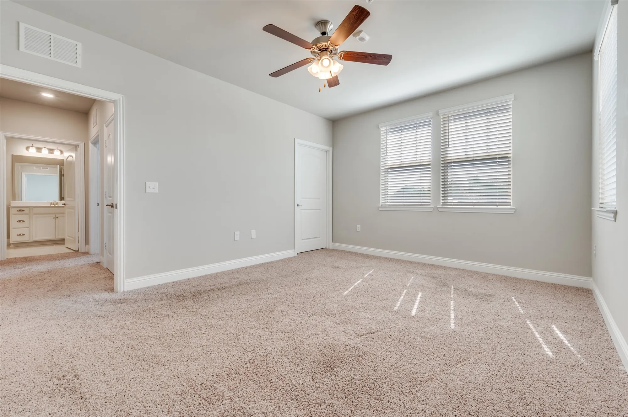 Property Slideshow image 12 of 35 | 1735 wittington pl apt 1207, Farmers Branch, TX, 75234