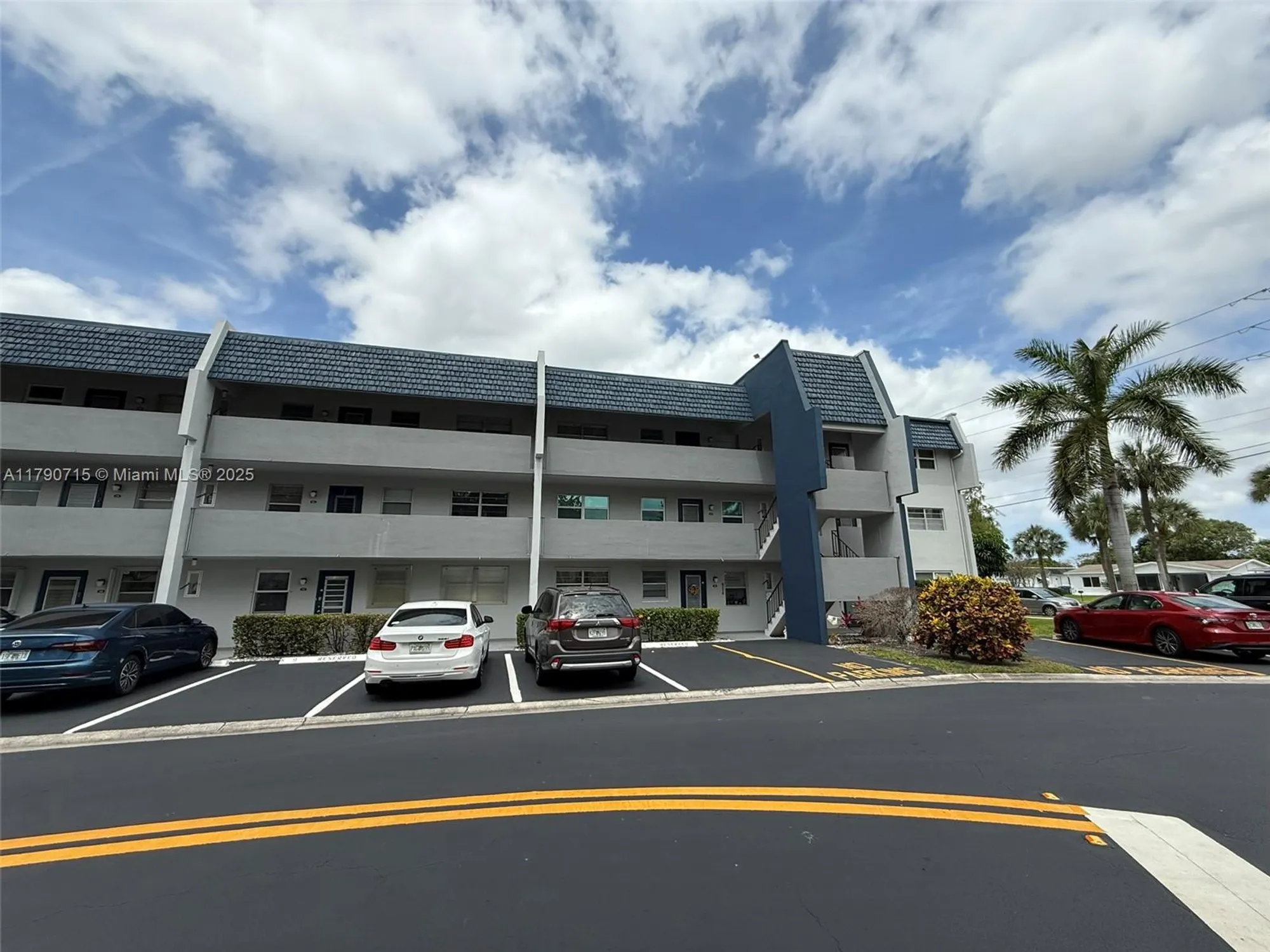 Property Slideshow image 15 of 15 | 7797 golf circle dr 102, Margate, FL, 33063