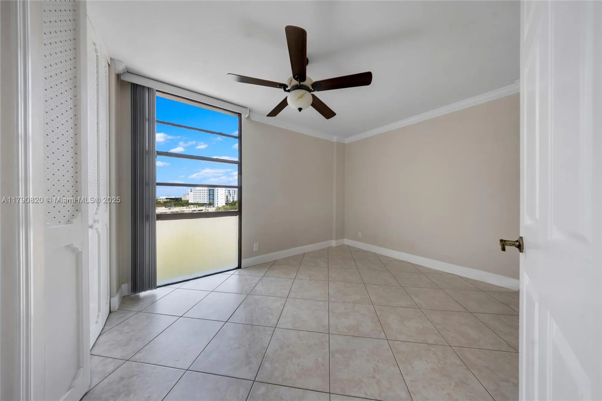 Property Slideshow image 16 of 27 | 20400 w country club dr 812, Aventura, FL, 33180