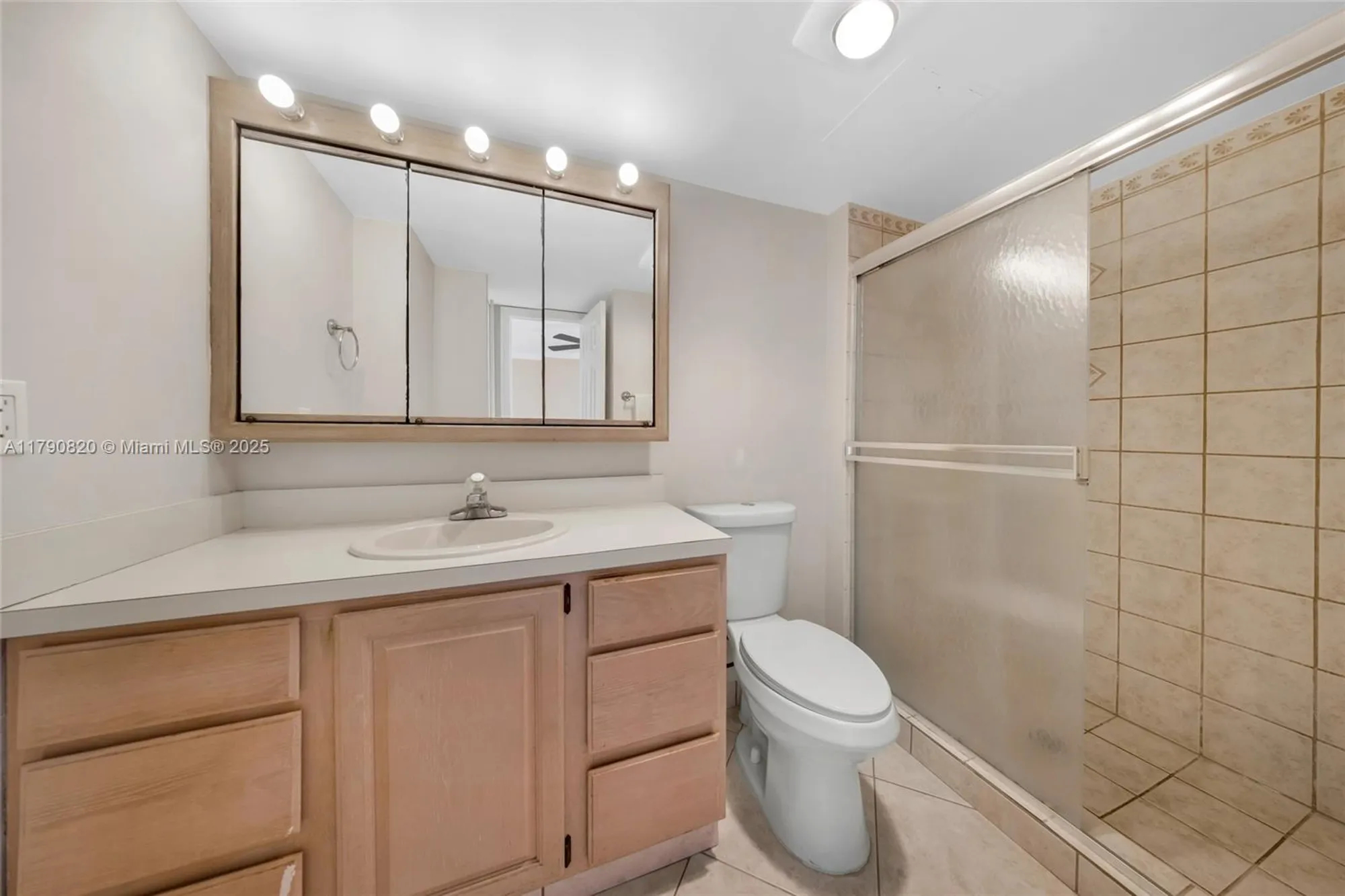 Property Slideshow image 18 of 27 | 20400 w country club dr 812, Aventura, FL, 33180