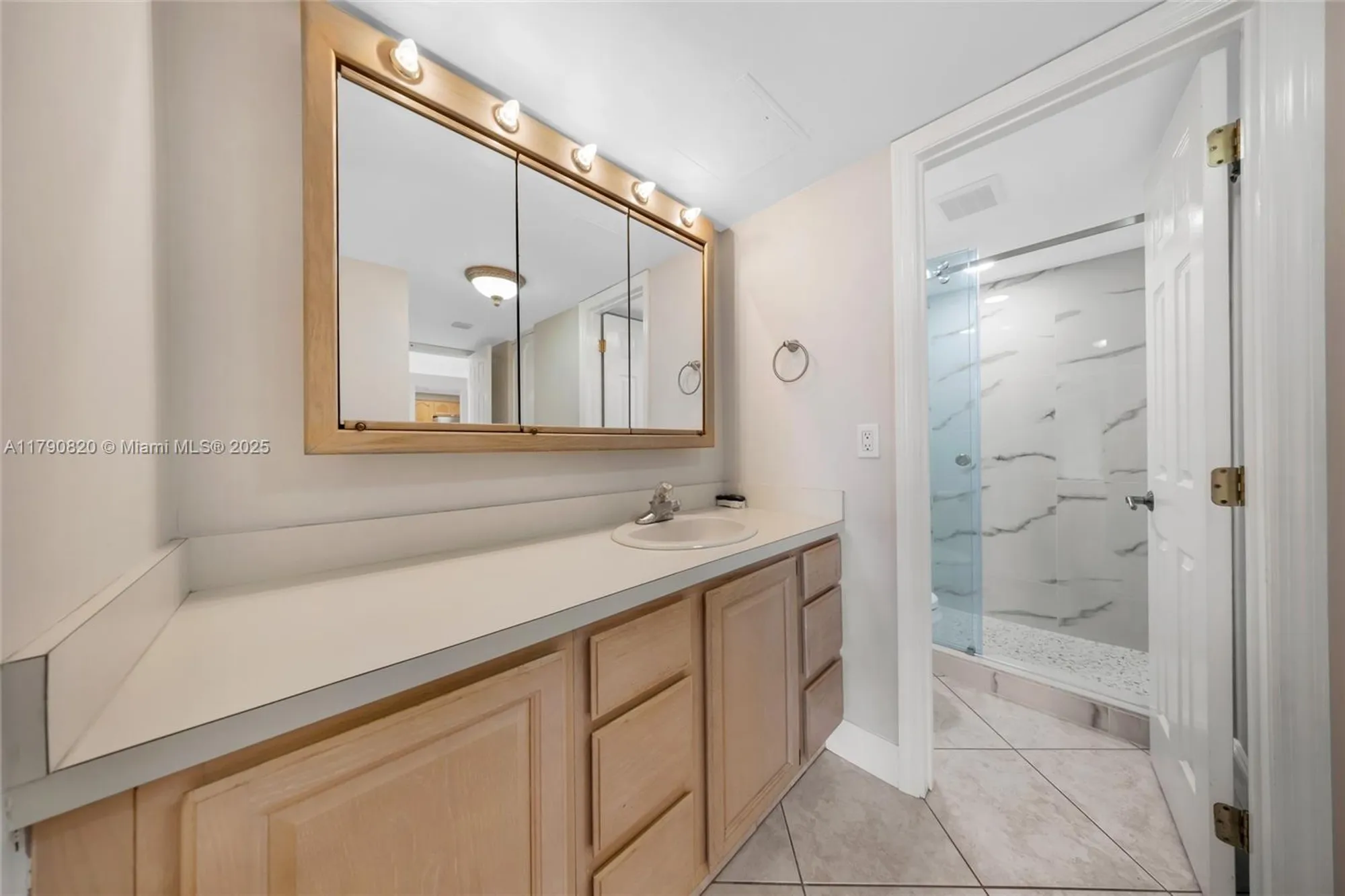 Property Slideshow image 19 of 27 | 20400 w country club dr 812, Aventura, FL, 33180