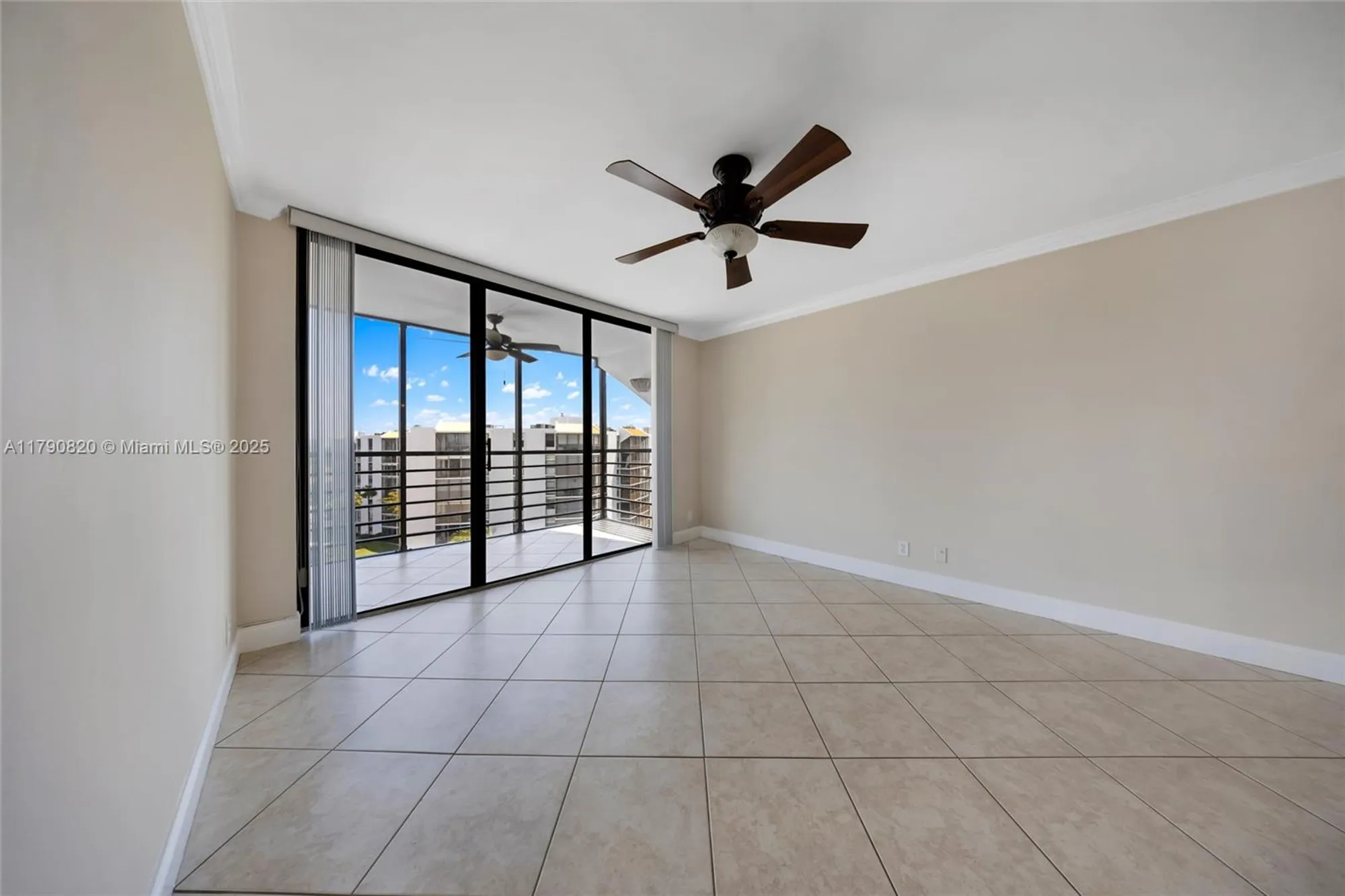 Property Slideshow image 11 of 27 | 20400 w country club dr 812, Aventura, FL, 33180