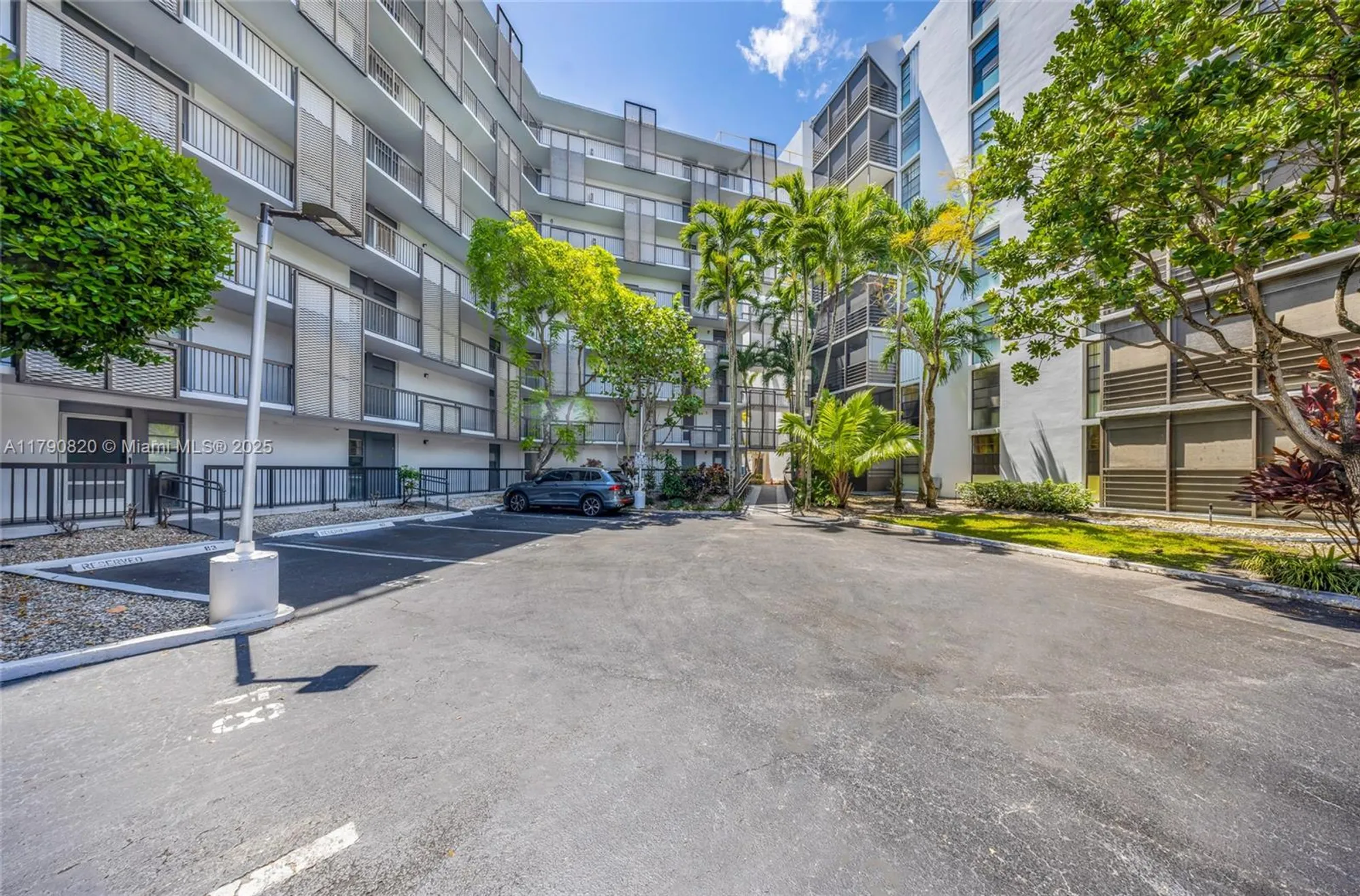 Property Slideshow image 4 of 27 | 20400 w country club dr 812, Aventura, FL, 33180