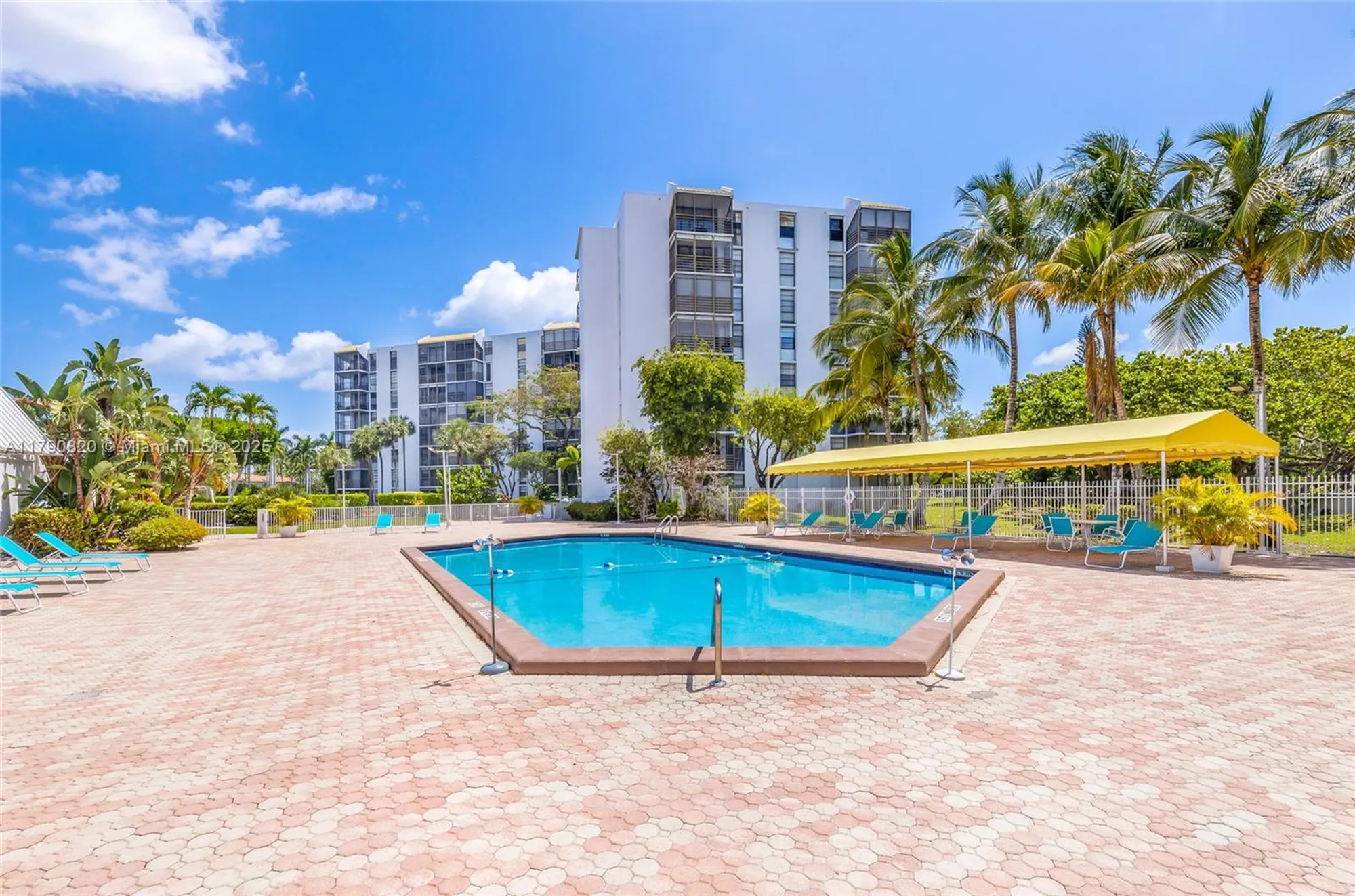 Property Slideshow image 5 of 27 | 20400 w country club dr 812, Aventura, FL, 33180