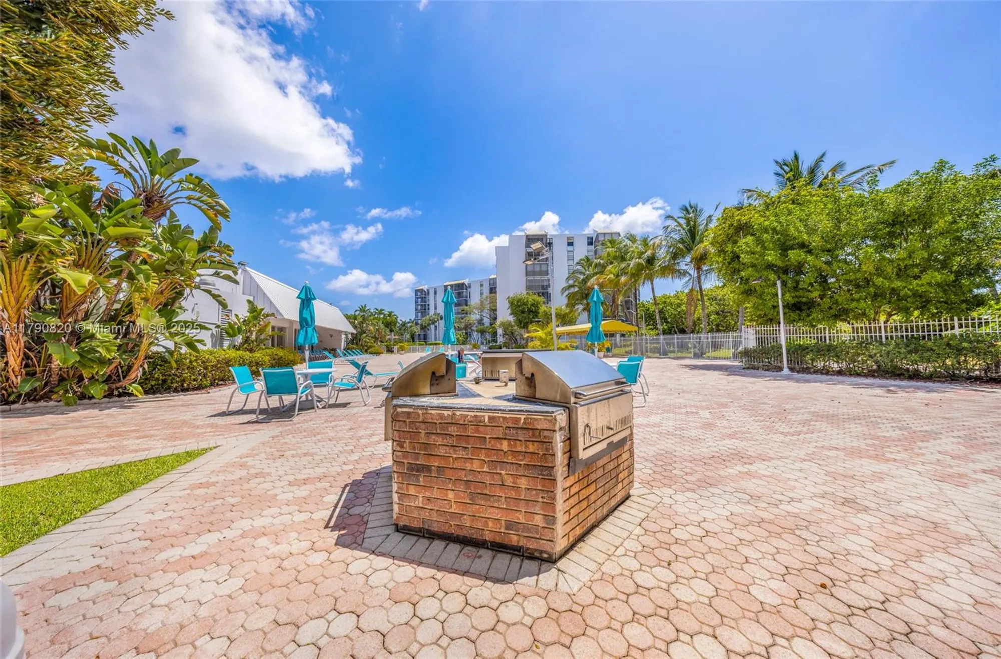 Property Slideshow image 6 of 27 | 20400 w country club dr 812, Aventura, FL, 33180
