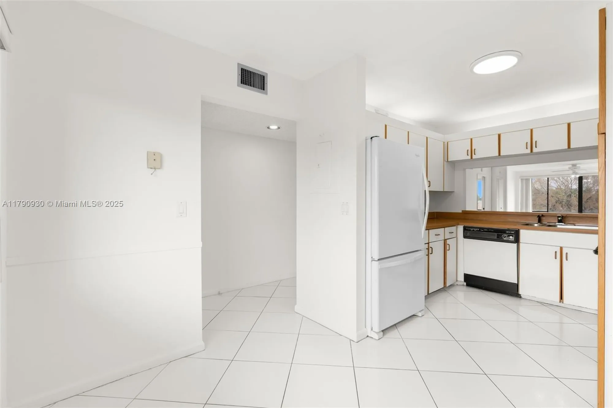 Property Slideshow image 17 of 50 | 9585 n belfort cir # 308, Tamarac, FL, 33321