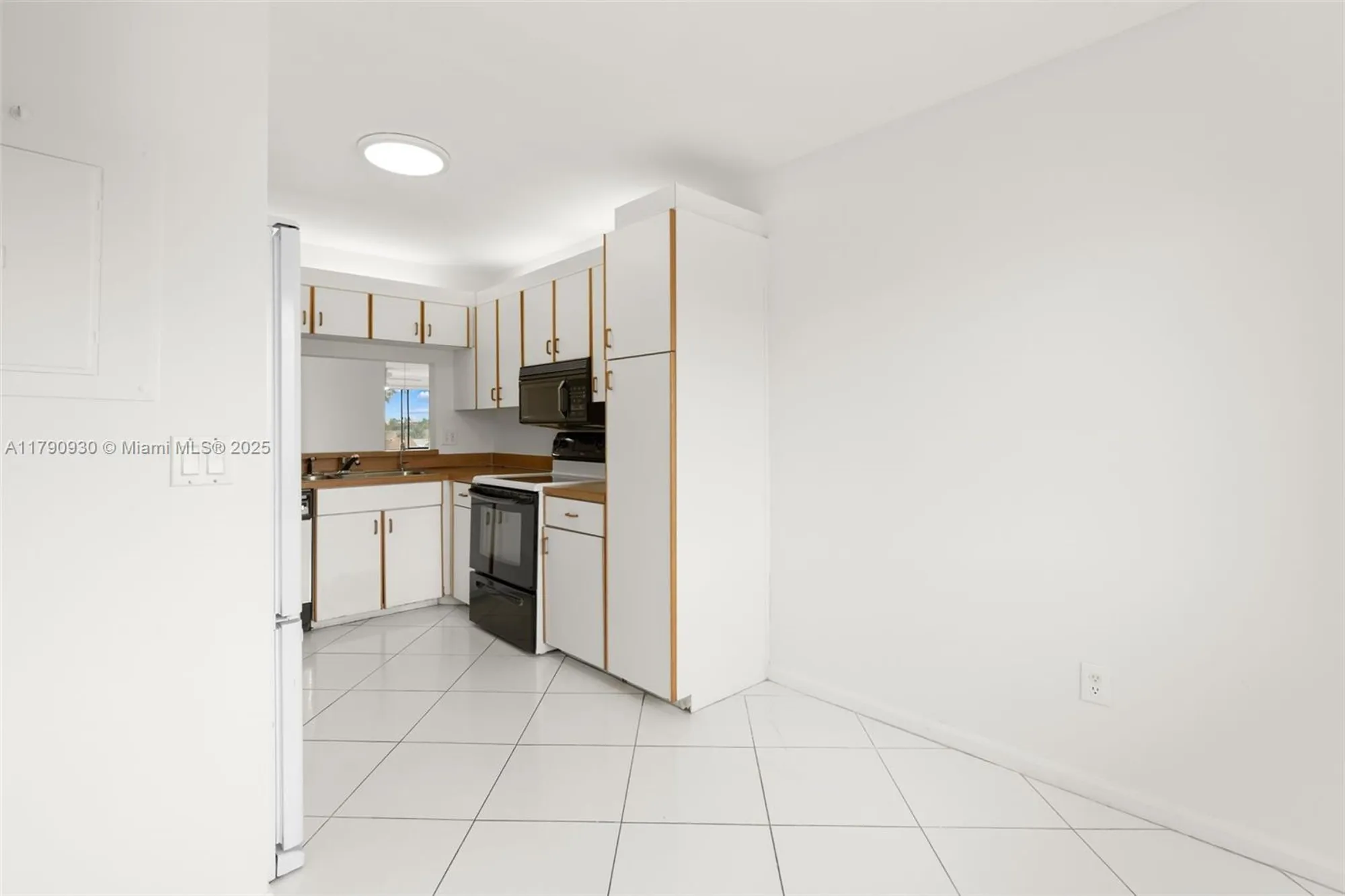 Property Slideshow image 11 of 50 | 9585 n belfort cir # 308, Tamarac, FL, 33321