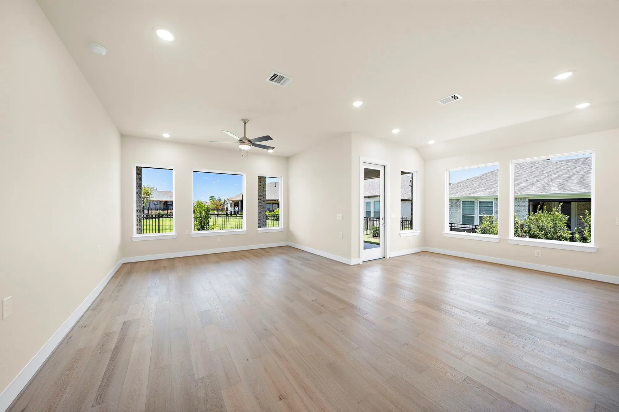 Property Slideshow image 10 of 48 | 14915 lake par cir, Willis, TX, 77318