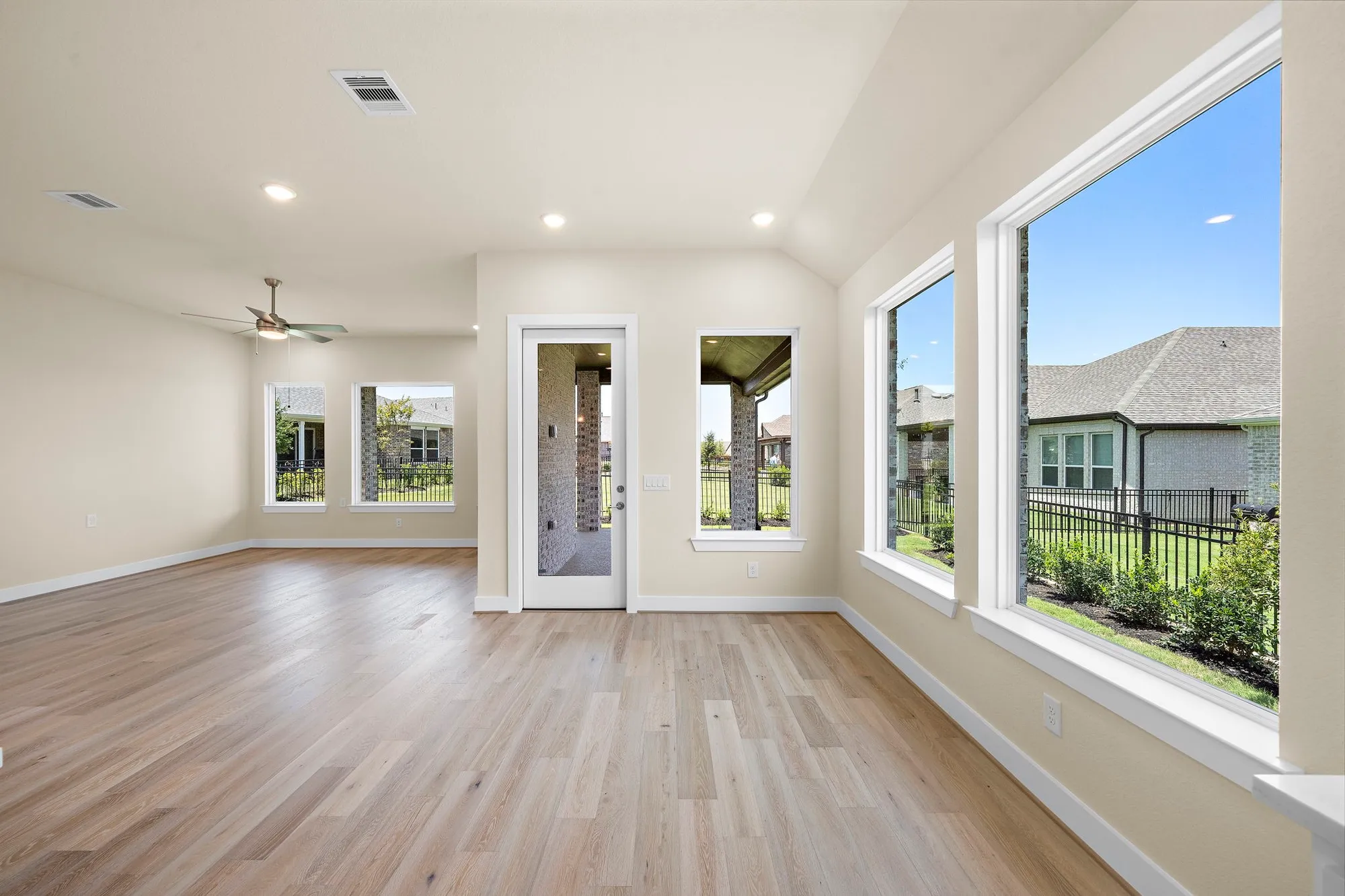 Property Slideshow image 12 of 48 | 14915 lake par cir, Willis, TX, 77318