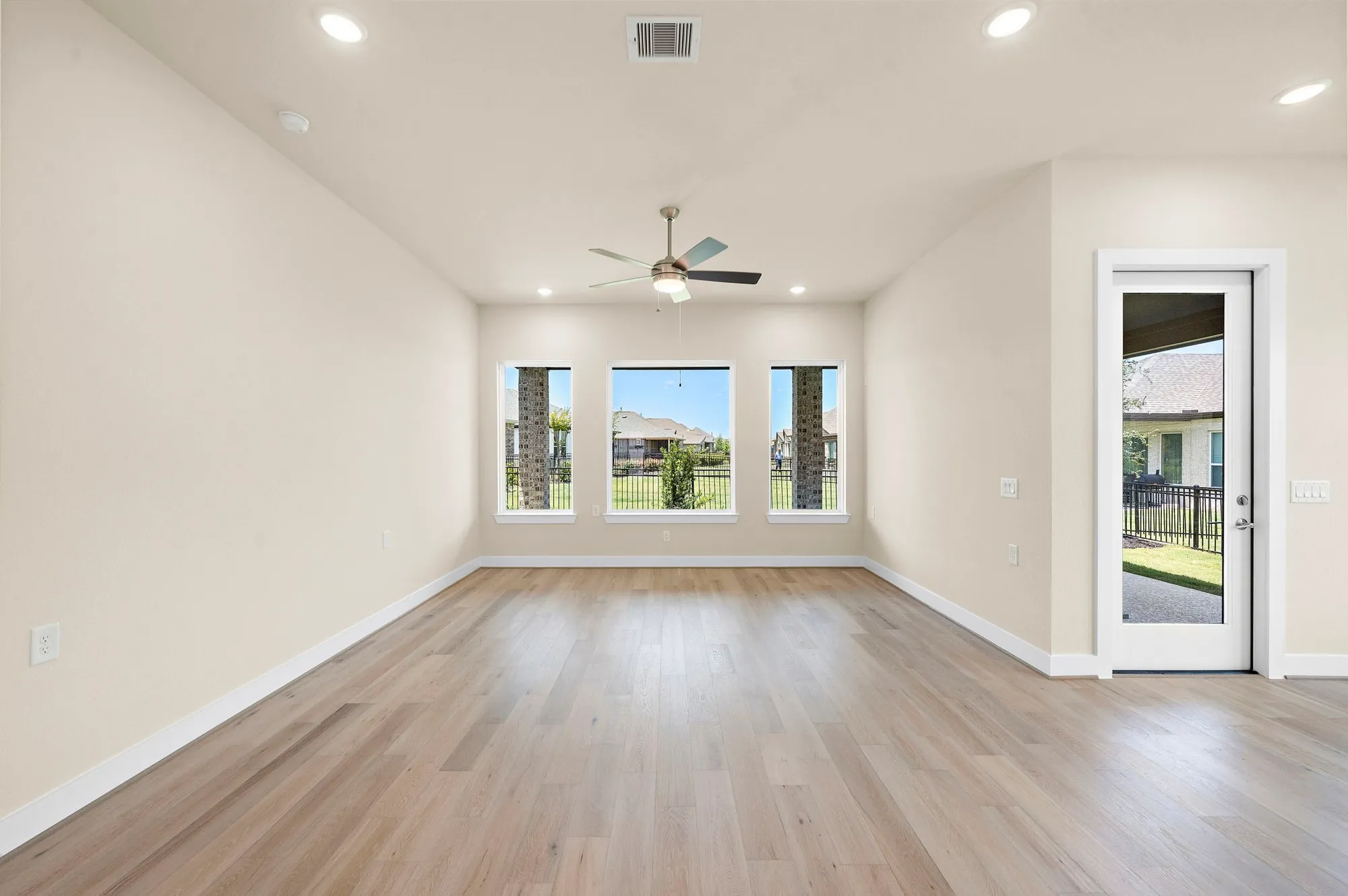 Property Slideshow image 6 of 48 | 14915 lake par cir, Willis, TX, 77318