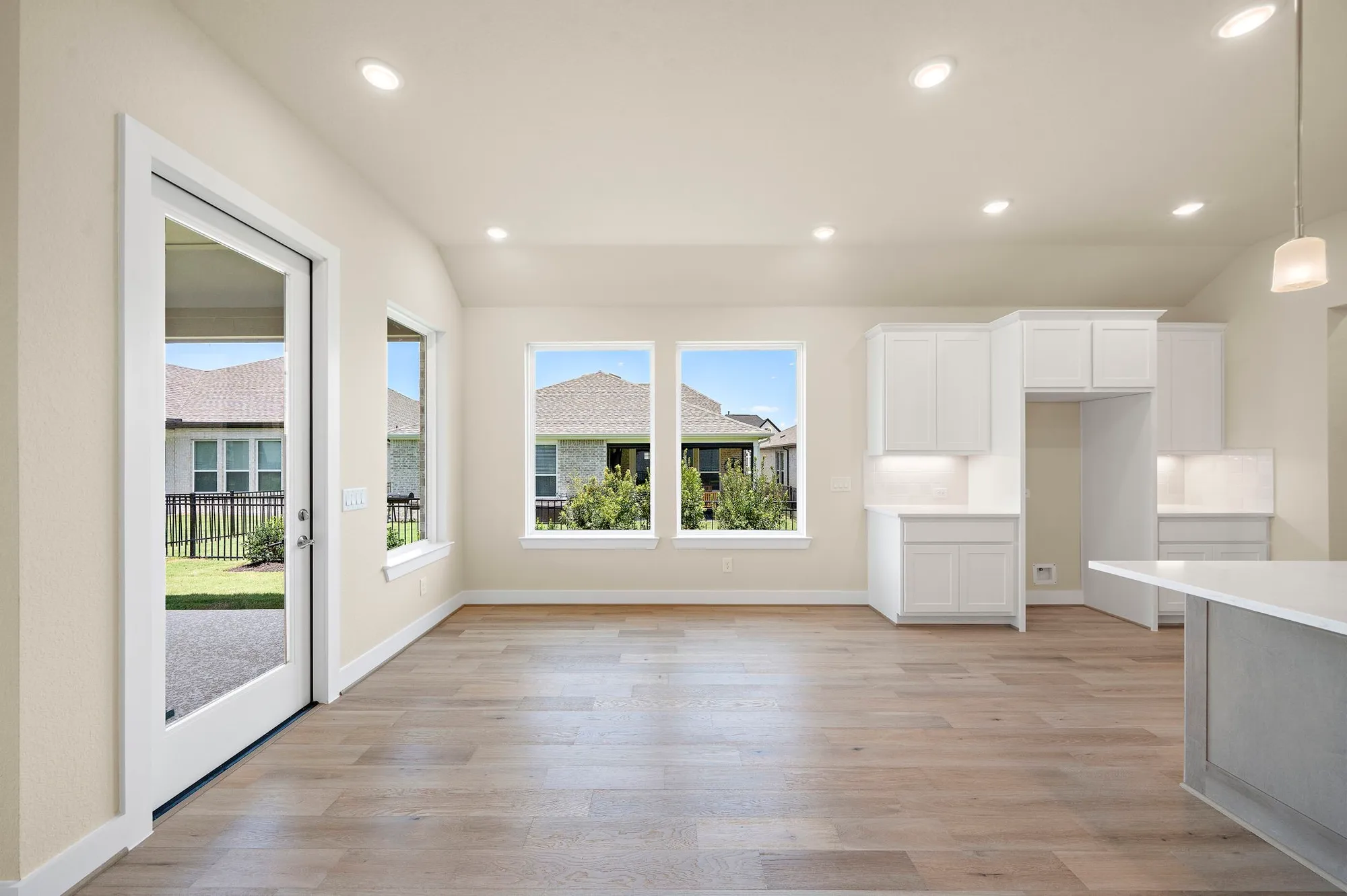 Property Slideshow image 8 of 48 | 14915 lake par cir, Willis, TX, 77318