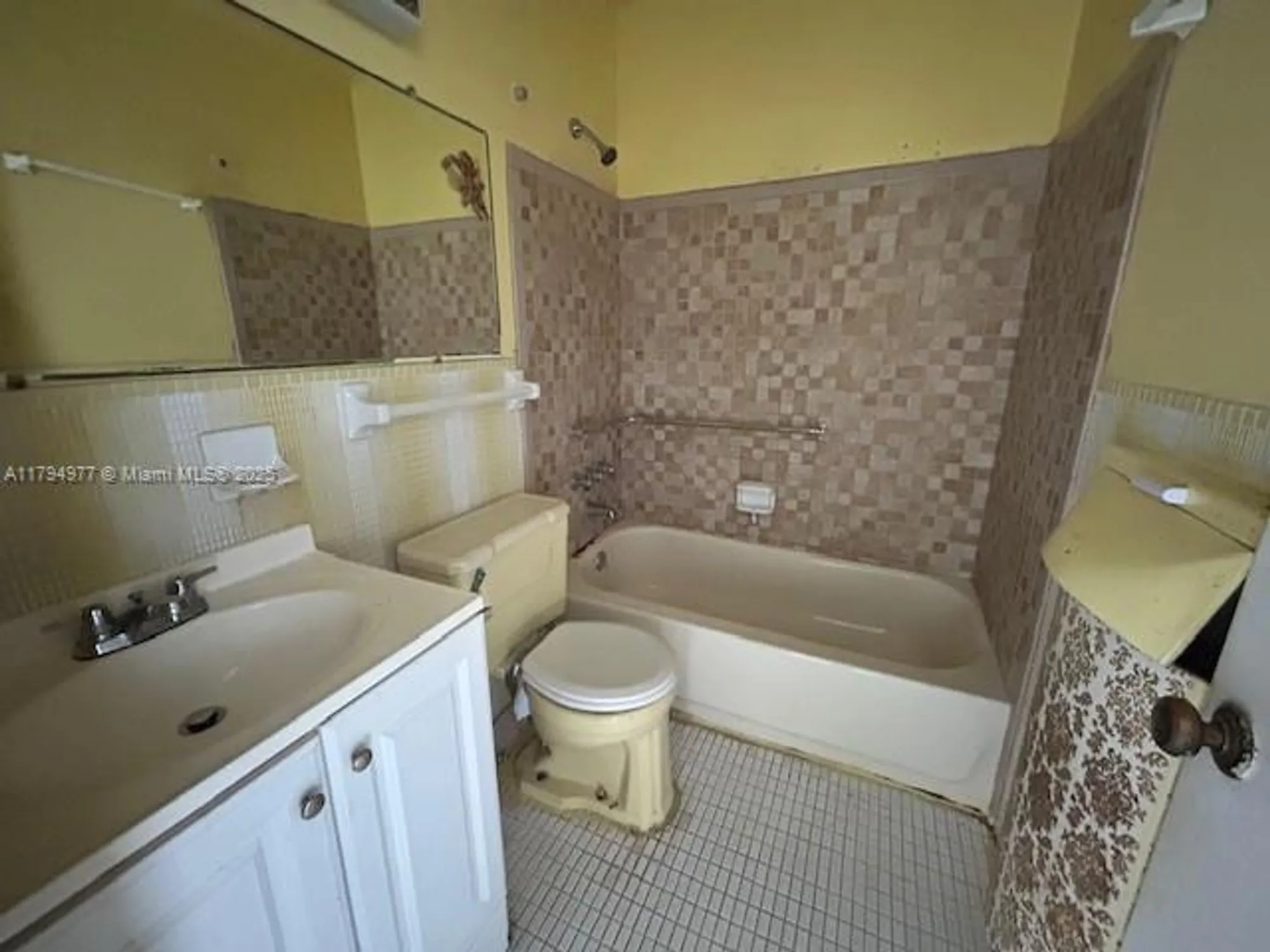 Property Slideshow image 10 of 10 | 285 ne 191st st 2923, Miami, FL, 33179