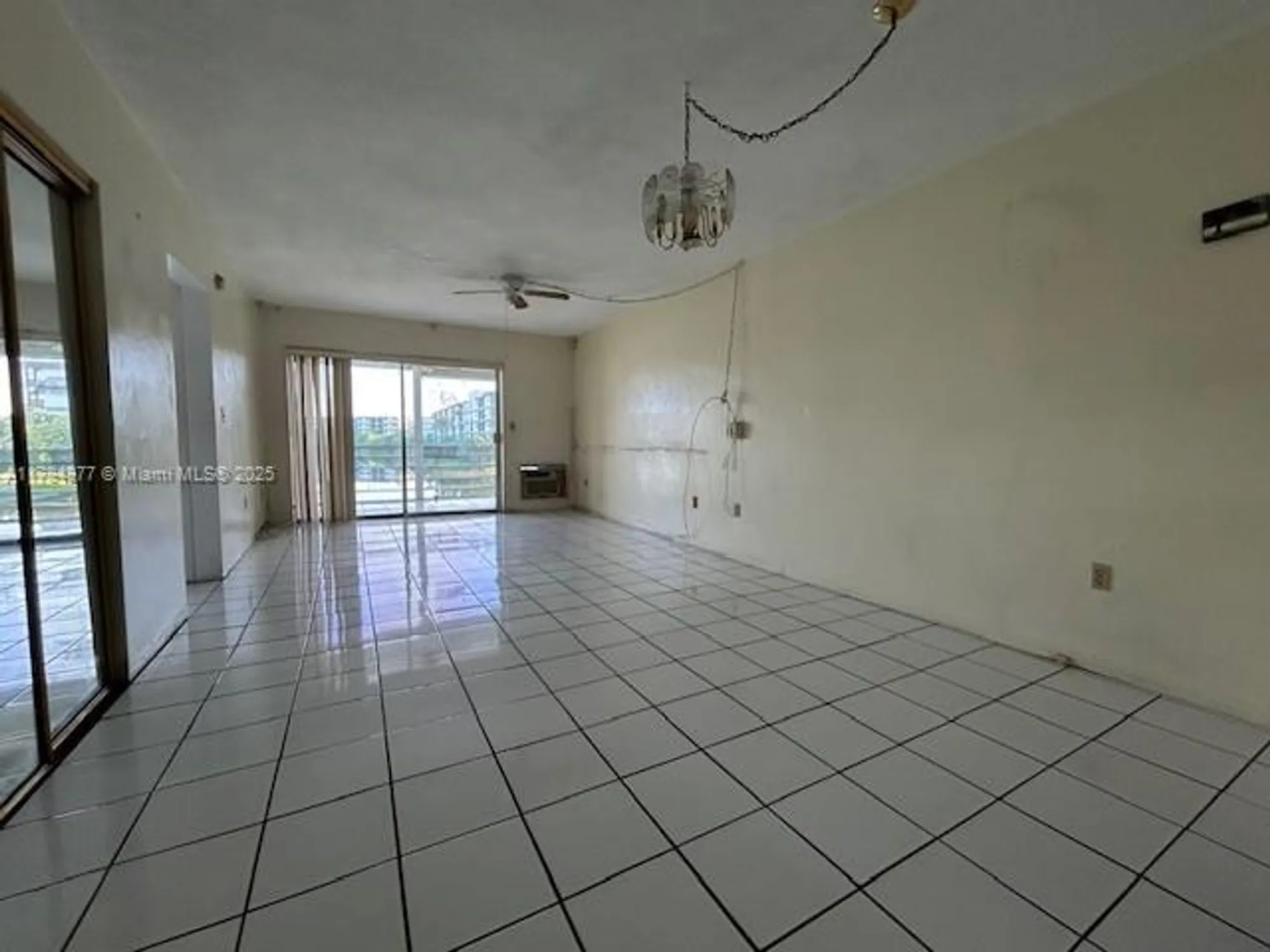 Property Slideshow image 4 of 10 | 285 ne 191st st 2923, Miami, FL, 33179