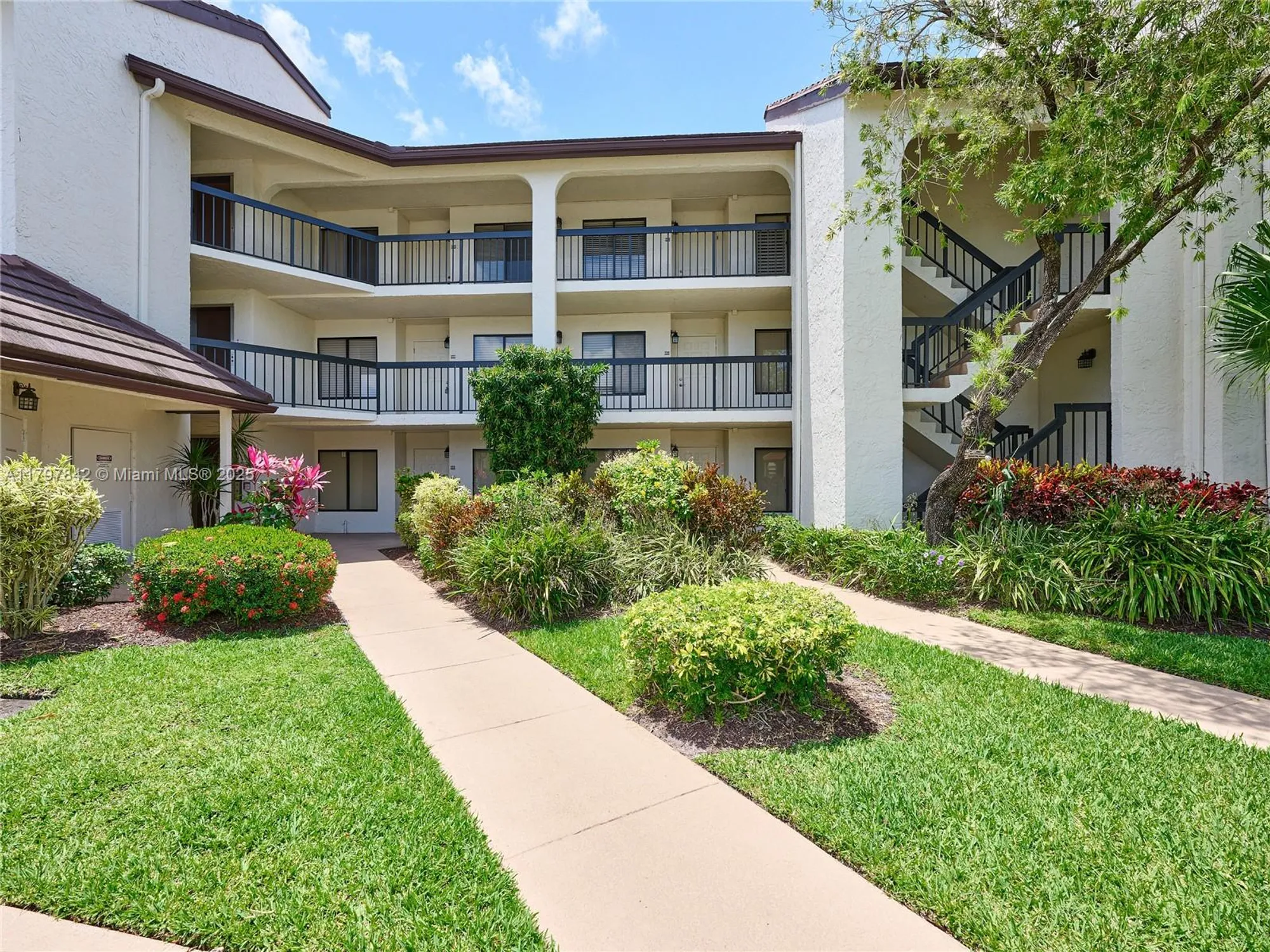 Property Slideshow image 3 of 76 | 5380 cedar lake dr 204, Boynton Beach, FL, 33437