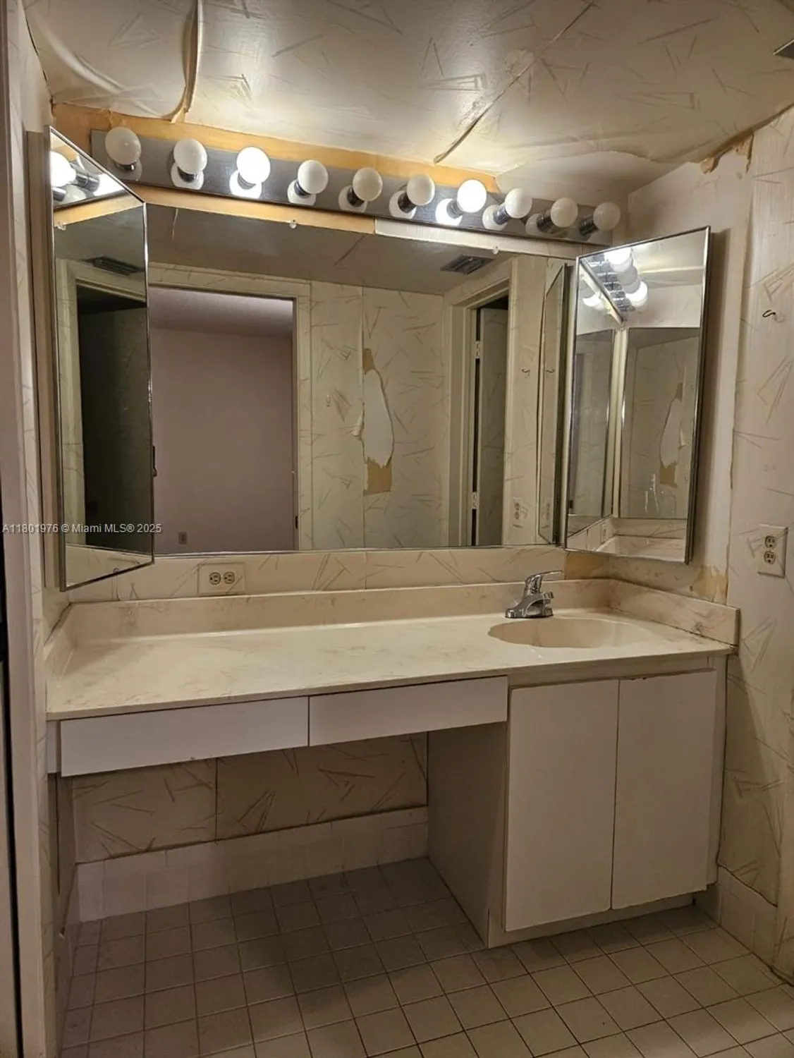 Property Slideshow image 7 of 13 | 4940 e sabal palm blvd 312, Tamarac, FL, 33319