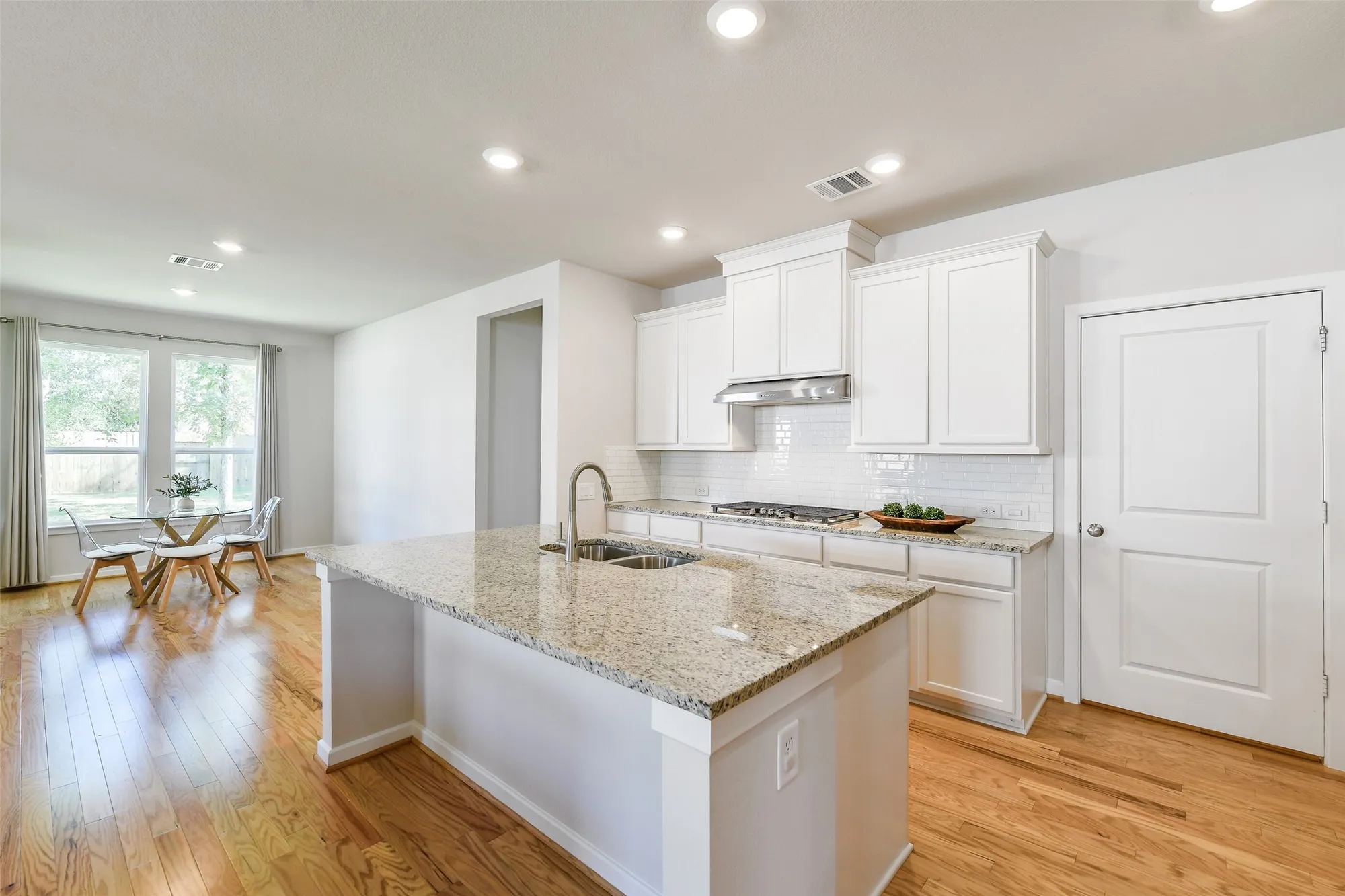 Property Slideshow image 17 of 47 | 240 w stargazer lily bnd, Montgomery, TX, 77316