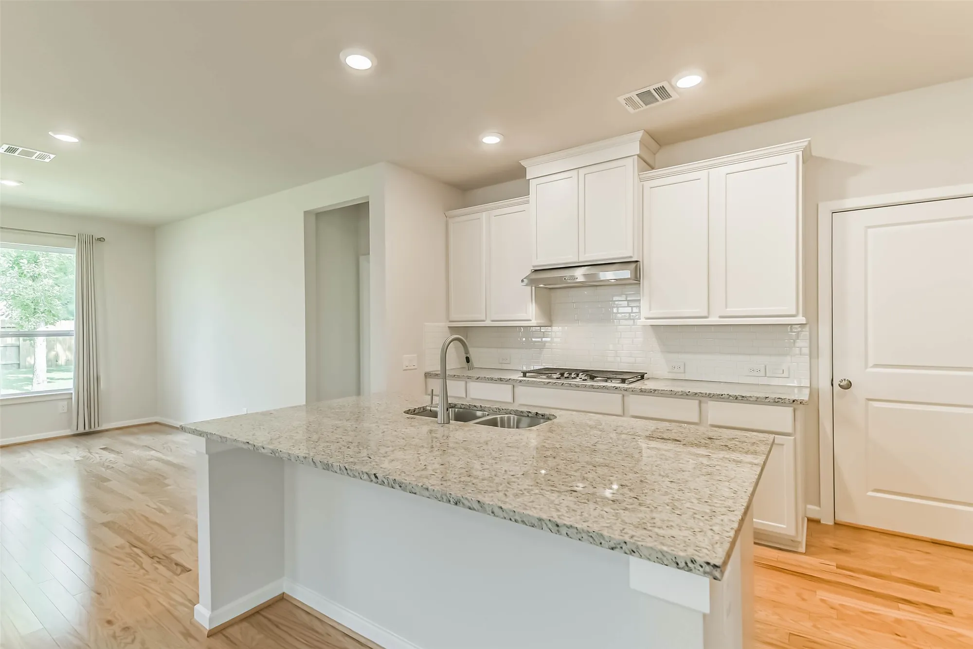 Property Slideshow image 12 of 47 | 240 w stargazer lily bnd, Montgomery, TX, 77316