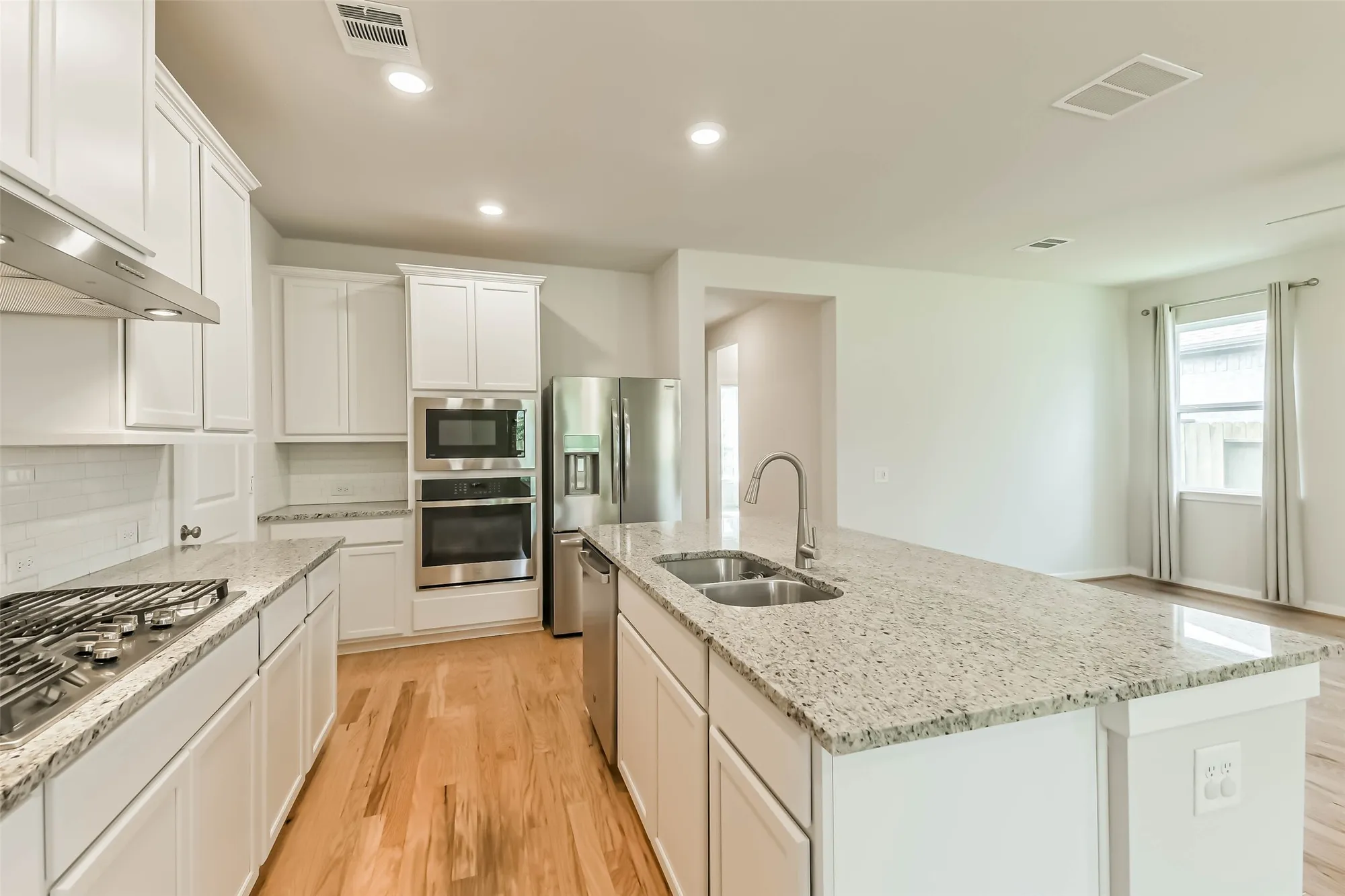 Property Slideshow image 13 of 47 | 240 w stargazer lily bnd, Montgomery, TX, 77316