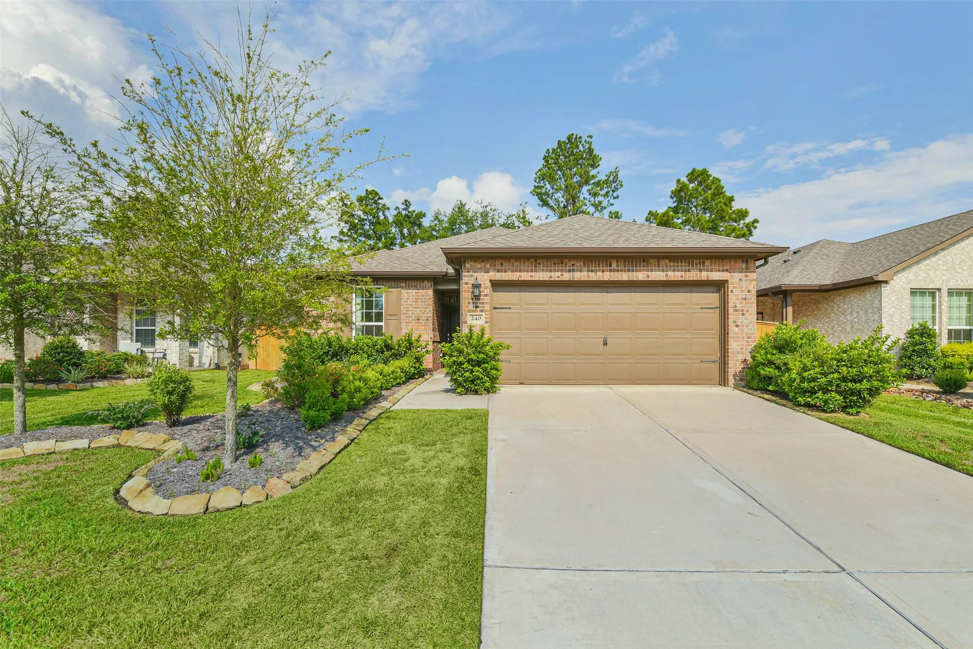 Property Slideshow image 2 of 47 | 240 w stargazer lily bnd, Montgomery, TX, 77316