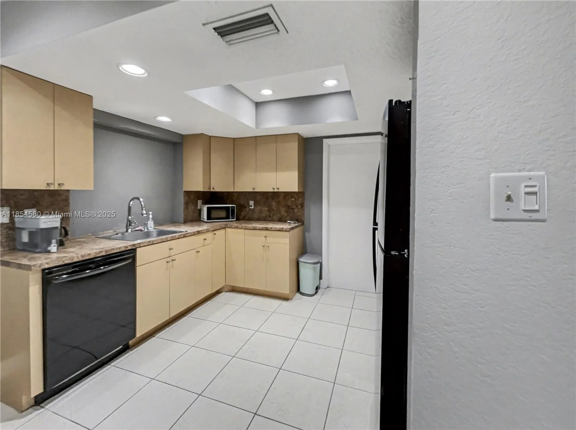 Property Slideshow image 2 of 17 | 6960 nw 11th ct, Margate, FL, 33063