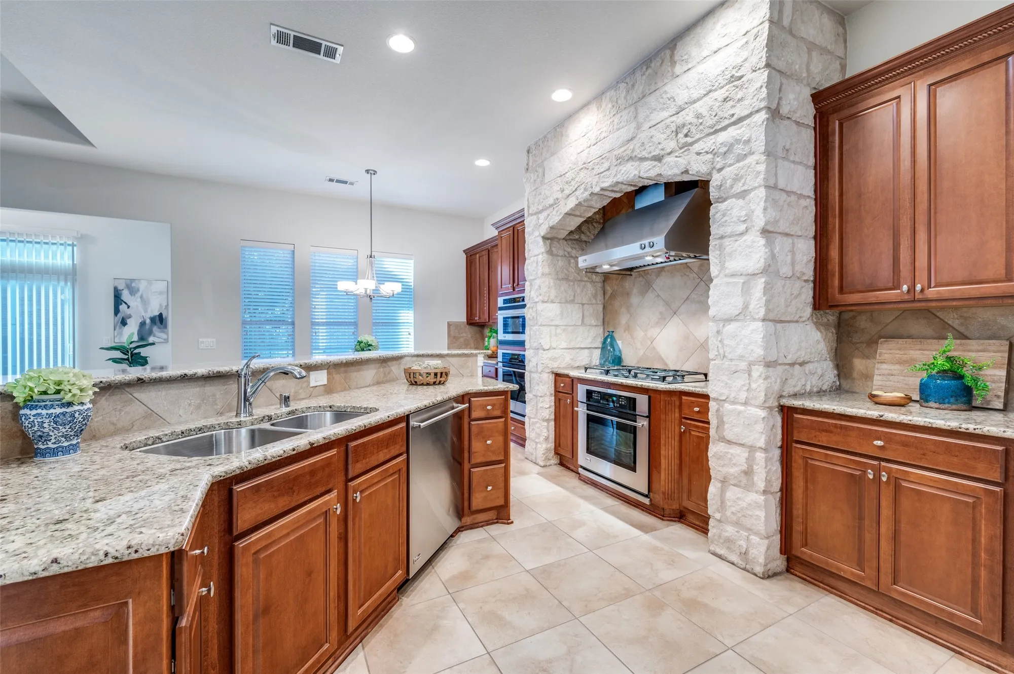 Property Slideshow image 7 of 19 | 7205 oakmont dr, Frisco, TX, 75036