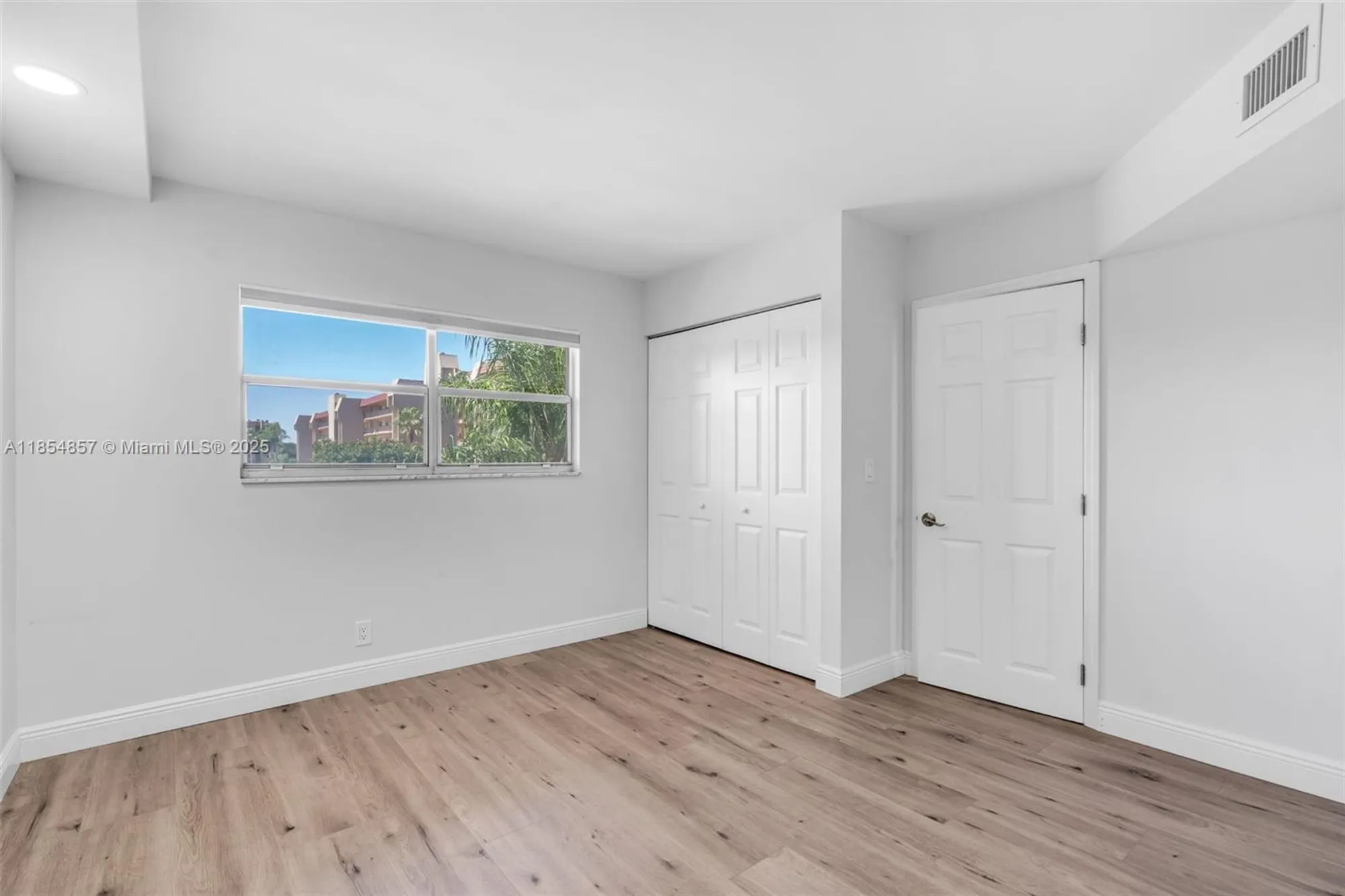 Property Slideshow image 11 of 41 | 3524 via poinciana 302, Lake Worth, FL, 33467