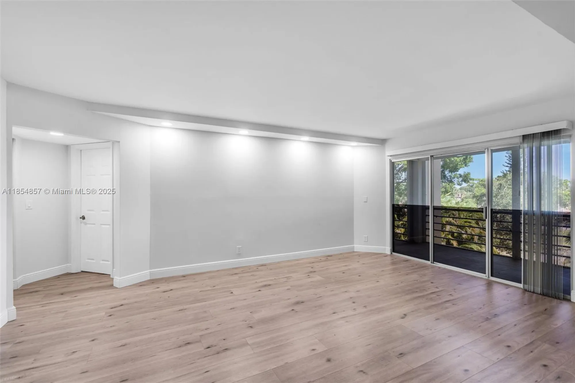 Property Slideshow image 6 of 41 | 3524 via poinciana 302, Lake Worth, FL, 33467