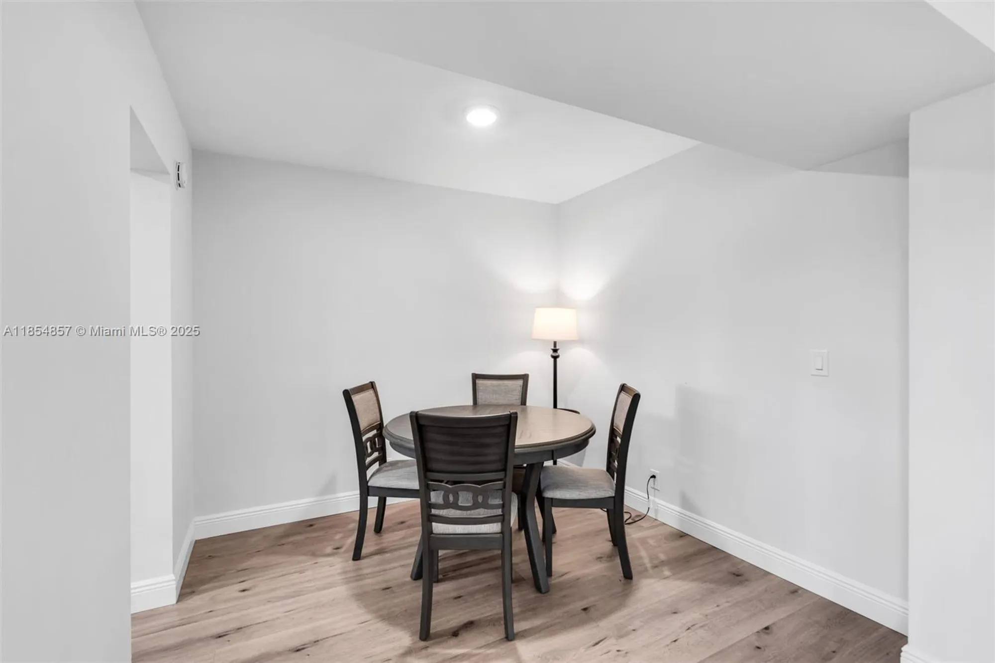 Property Slideshow image 7 of 41 | 3524 via poinciana 302, Lake Worth, FL, 33467