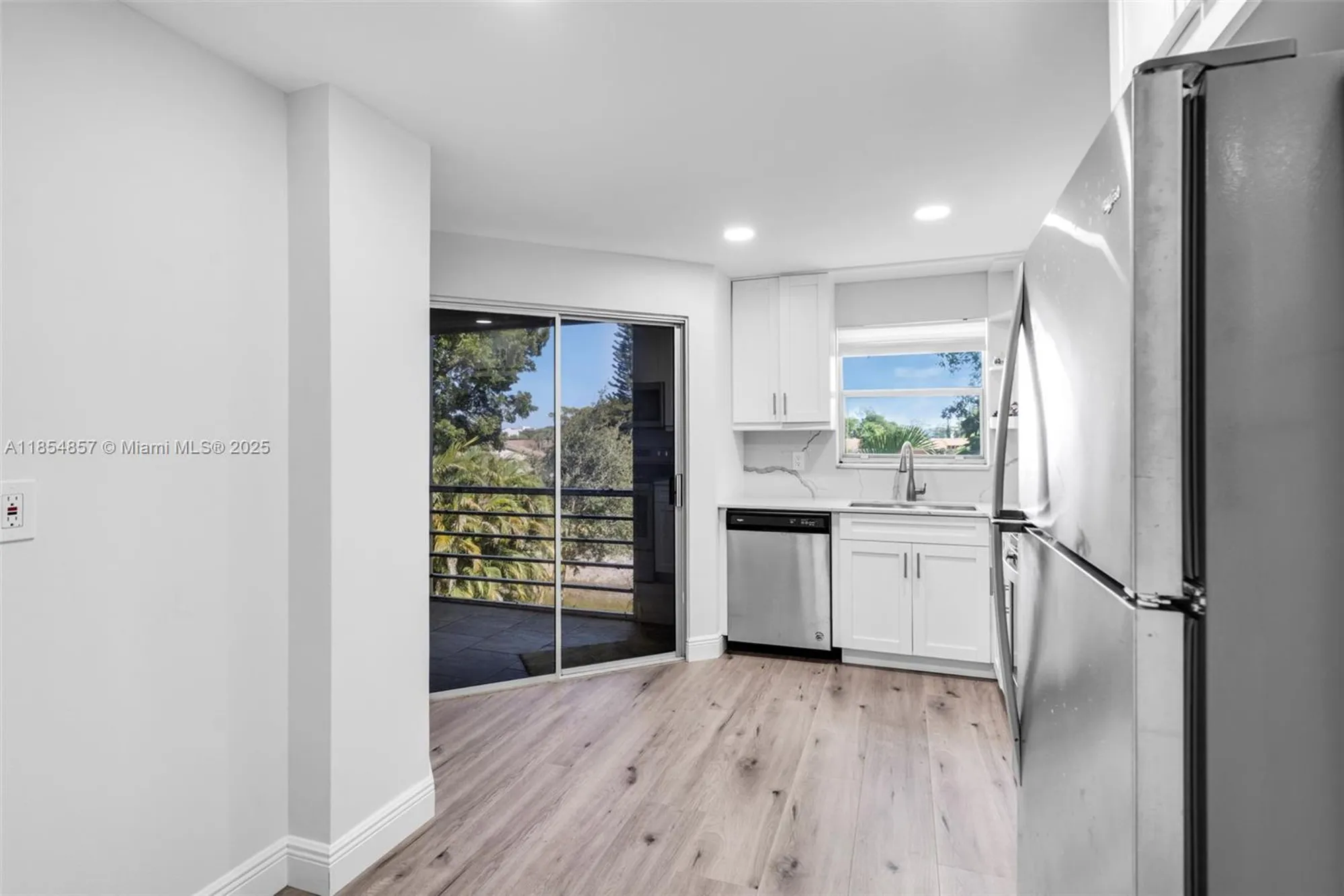 Property Slideshow image 9 of 41 | 3524 via poinciana 302, Lake Worth, FL, 33467