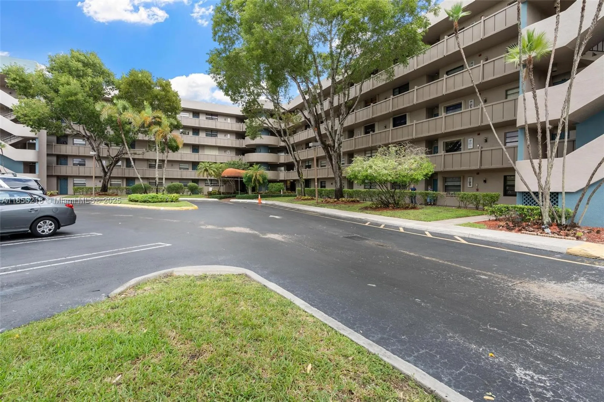 Property Slideshow image 3 of 43 | 1101 colony point cir 307, Pembroke Pines, FL, 33026