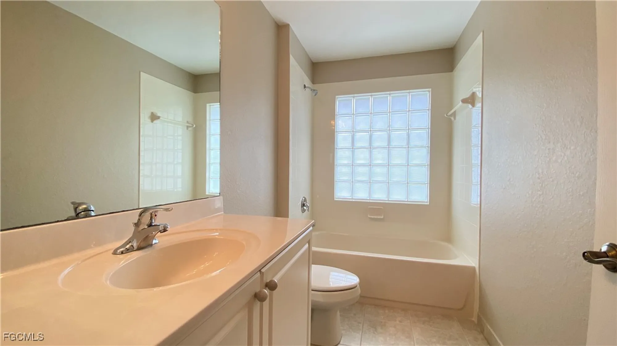 Property Slideshow image 12 of 29 | 2287 summersweet dr, Alva, FL, 33920