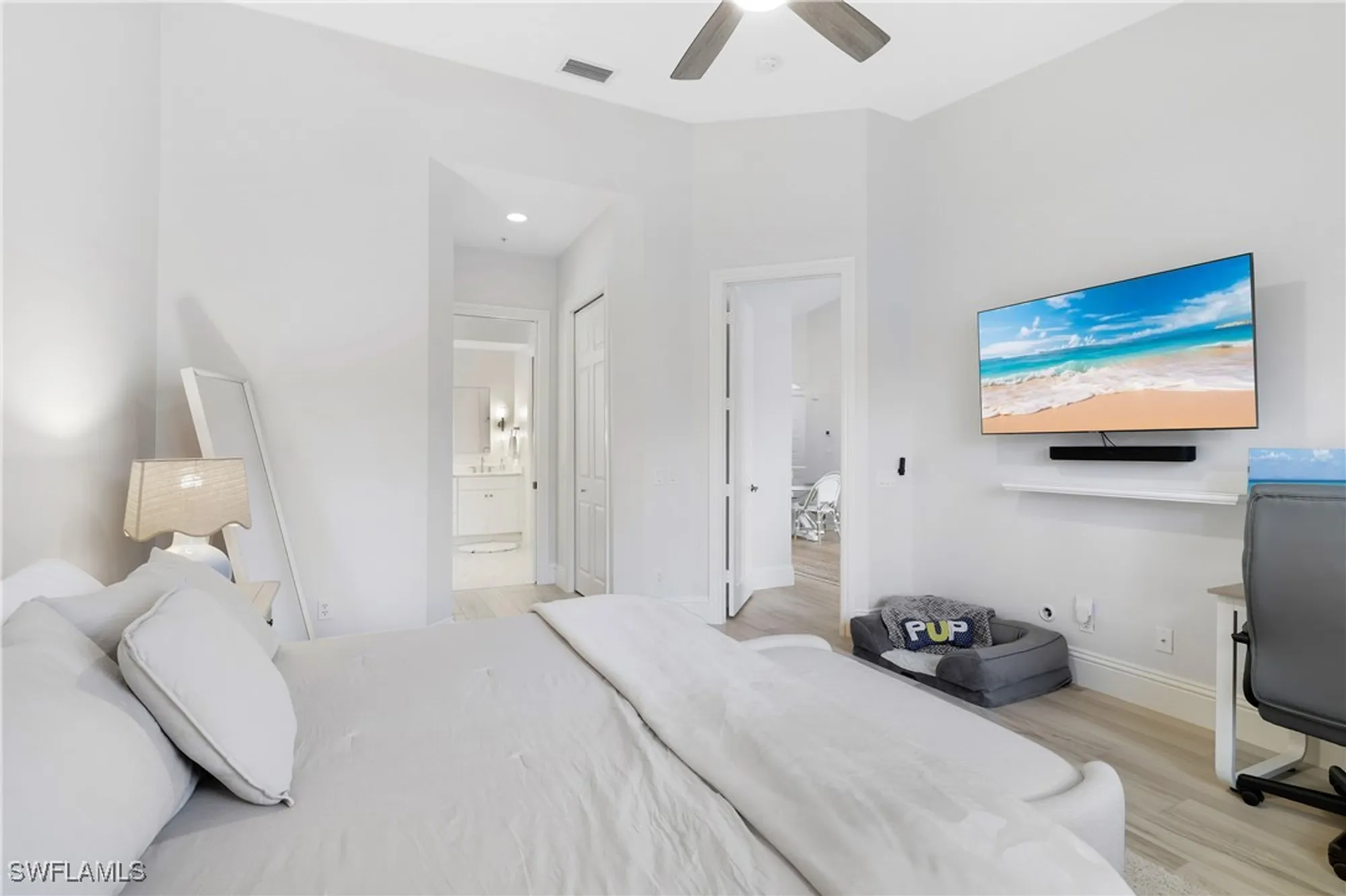 Property Slideshow image 14 of 42 | 831 sailaway ln 202, Naples, FL, 34108