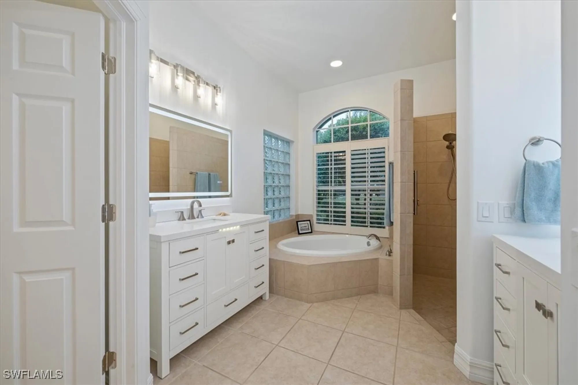 Property Slideshow image 15 of 24 | 537 wedgewood way, Naples, FL, 34119