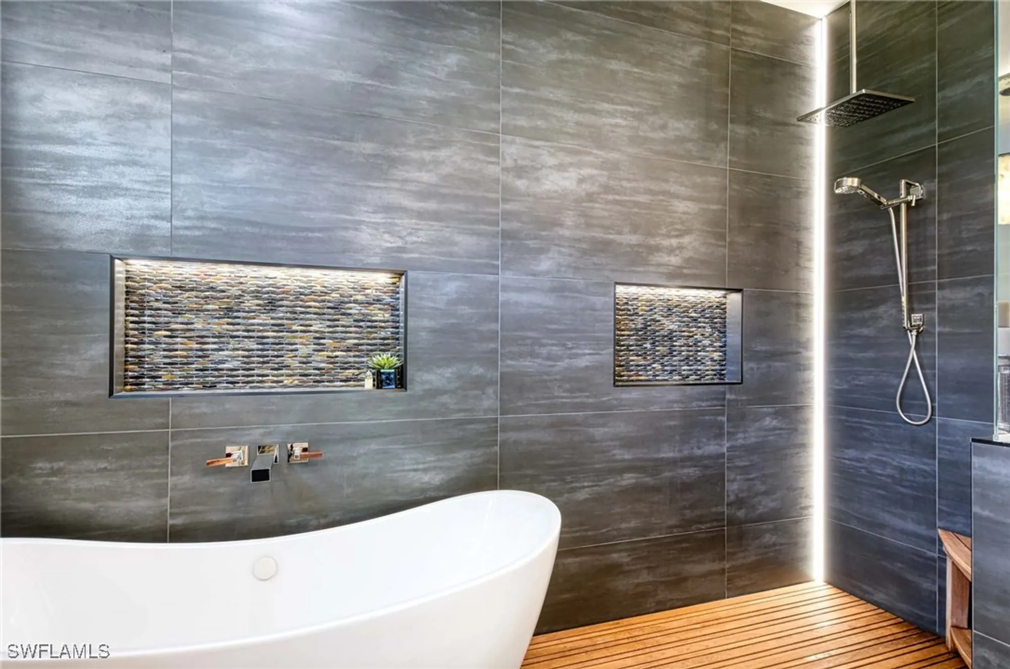 Property Slideshow image 16 of 39 | 565 fairway ter, Naples, FL, 34103