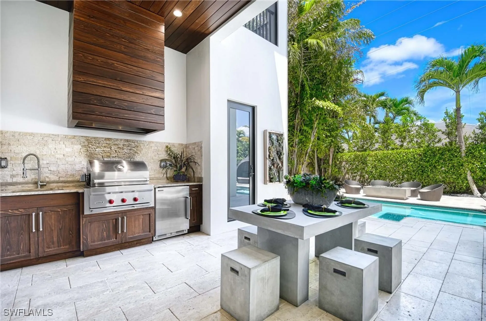 Property Slideshow image 12 of 39 | 565 fairway ter, Naples, FL, 34103