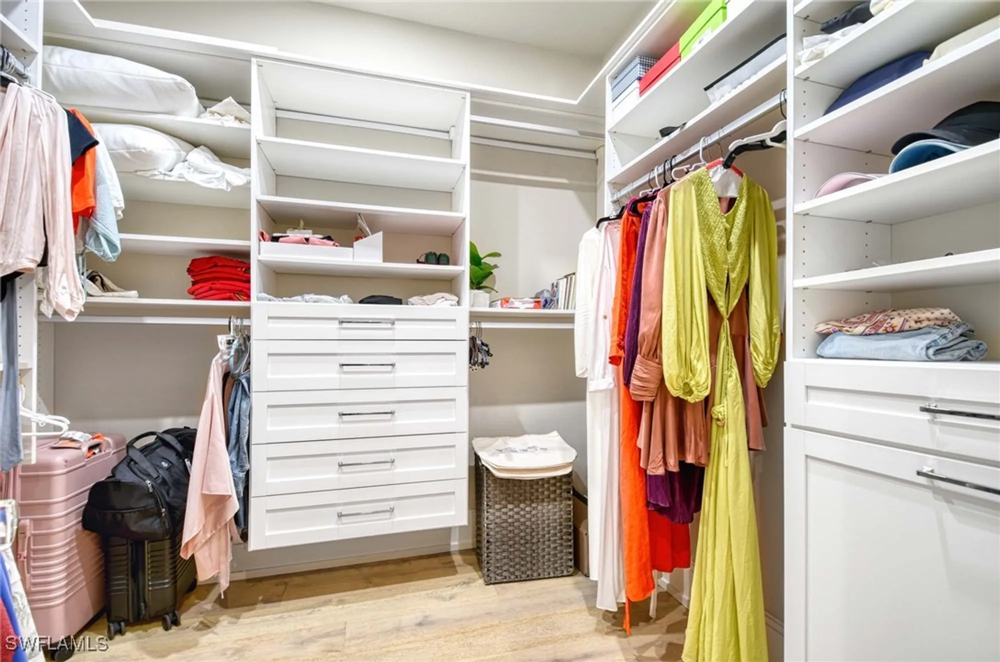 Property Slideshow image 27 of 39 | 565 fairway ter, Naples, FL, 34103