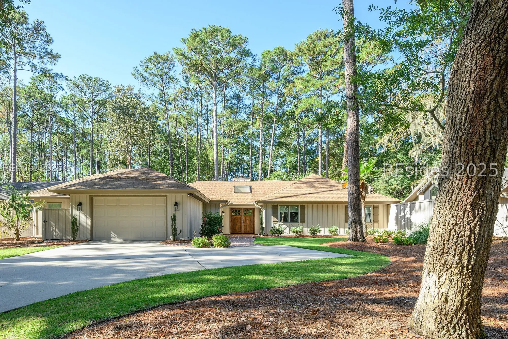Property Slideshow image 1 of 47 | 20 edgewood dr, Hilton Head Island, SC, 29926