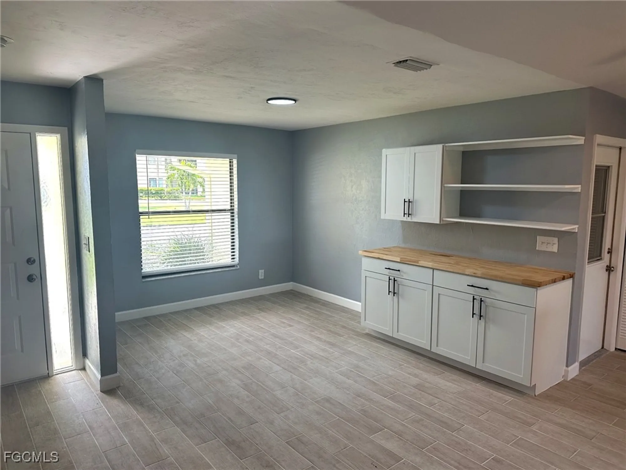 Property Slideshow image 7 of 28 | 11091 caravel cir, Fort Myers, FL, 33908