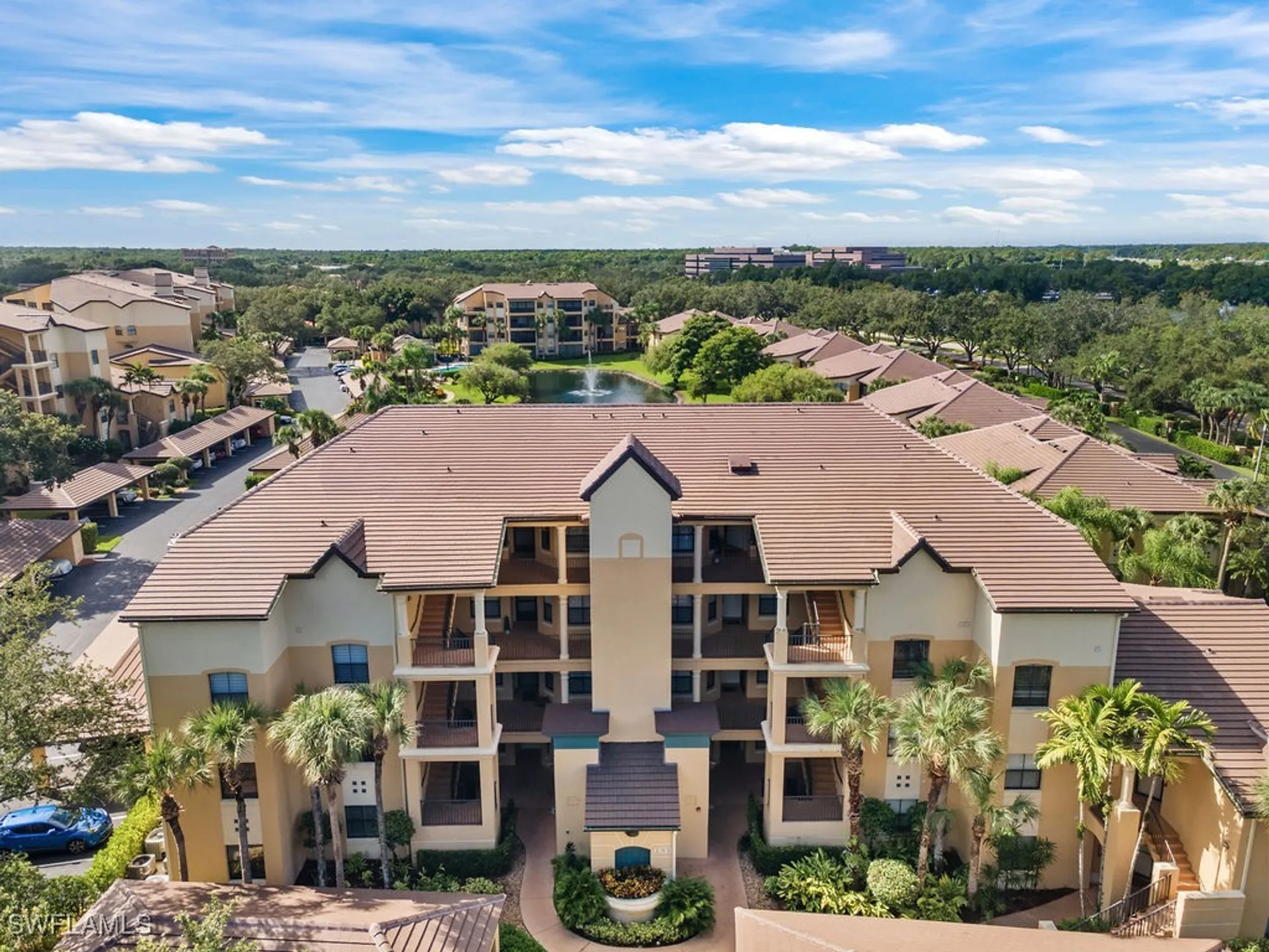 Property Slideshow image 3 of 23 | 195 vintage cir 402, Naples, FL, 34119
