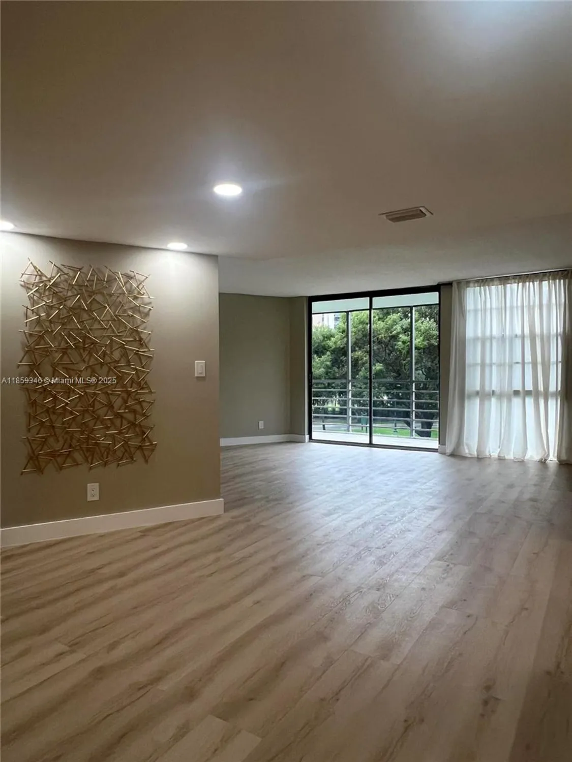 Property Slideshow image 16 of 33 | 20500 w country club dr 308, Aventura, FL, 33180